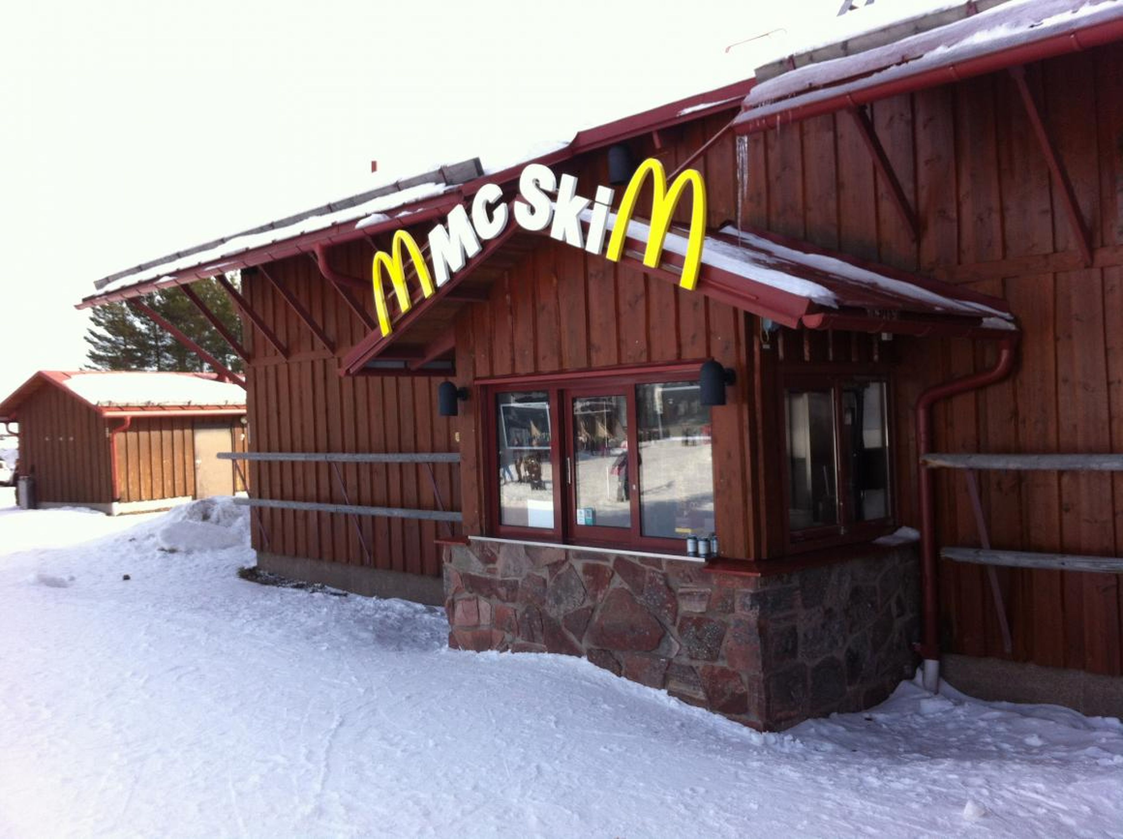 La estación de esquí de Lindvallen (Suecia) tiene un McDonald's en el que puedes recoger tu hamburguesa esquiando, como si fuera un McAuto.