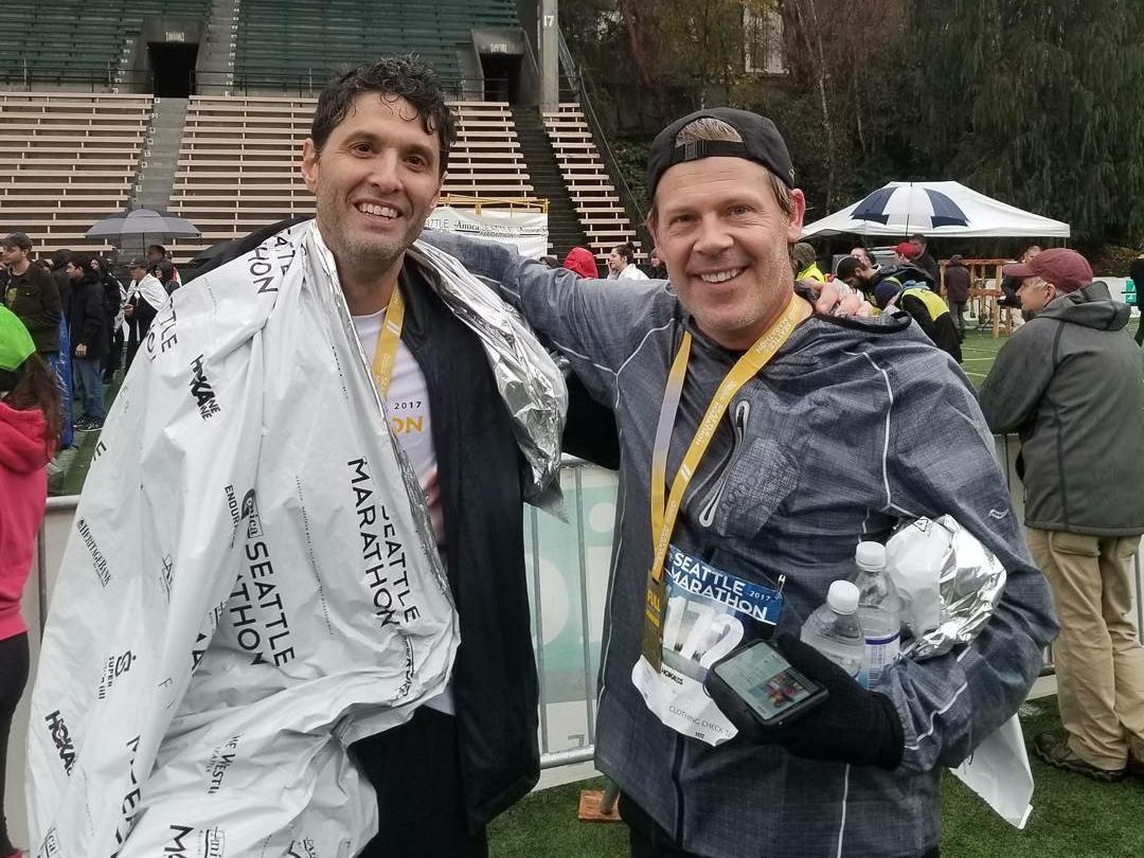 Terry Myerson (izquierda) y Nick Parker (derecha) después de completar la Maratón de Seattle 2017 juntos en un desafío.