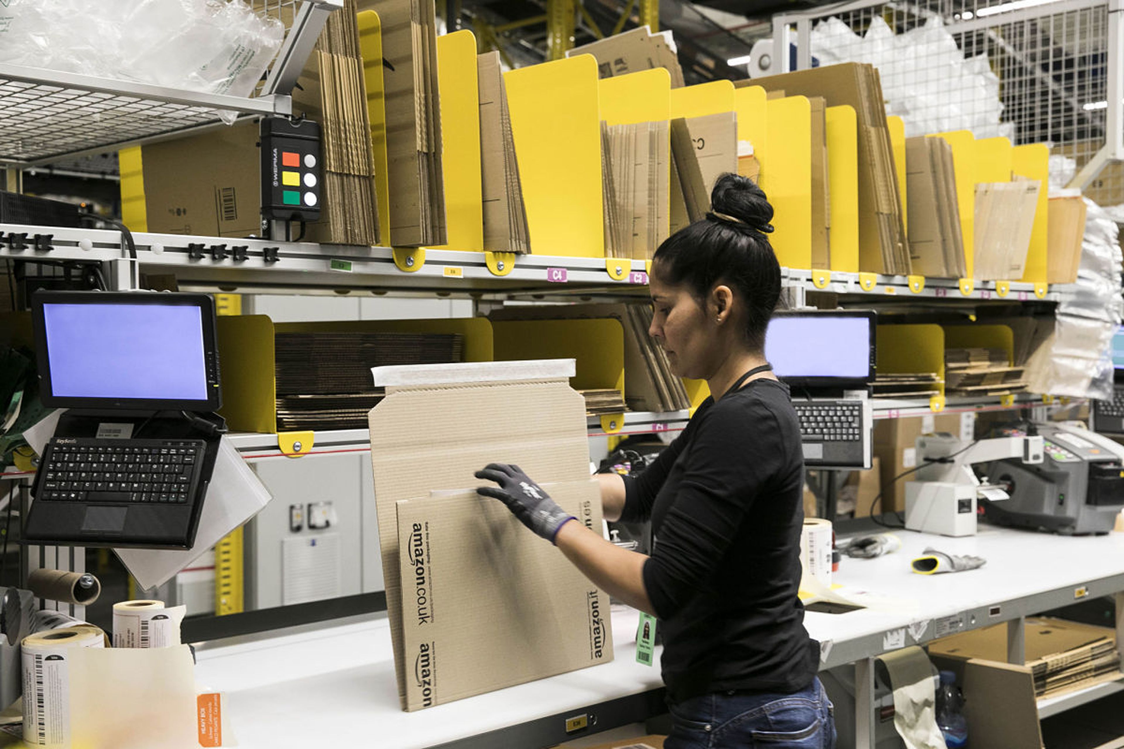 Una trabajadora de Amazon procesa envíos en la planta de la compañía en Prat de Llobregat (Barcelona)