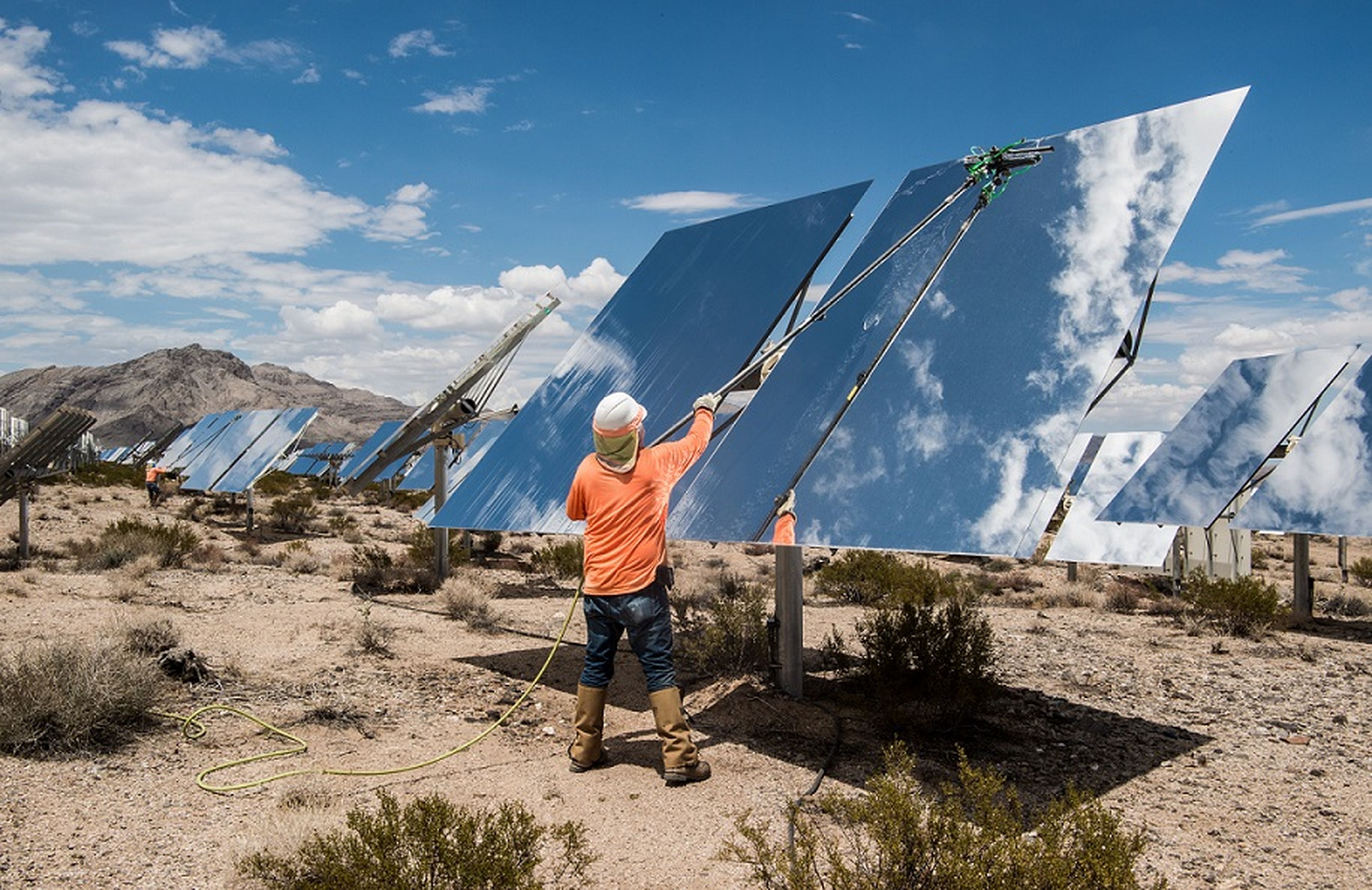 Trabajadores limpiando heliostatos en el sistema generador eléctrico solar Ivanpah en el desierto de Mojave, en California, EE.UU.