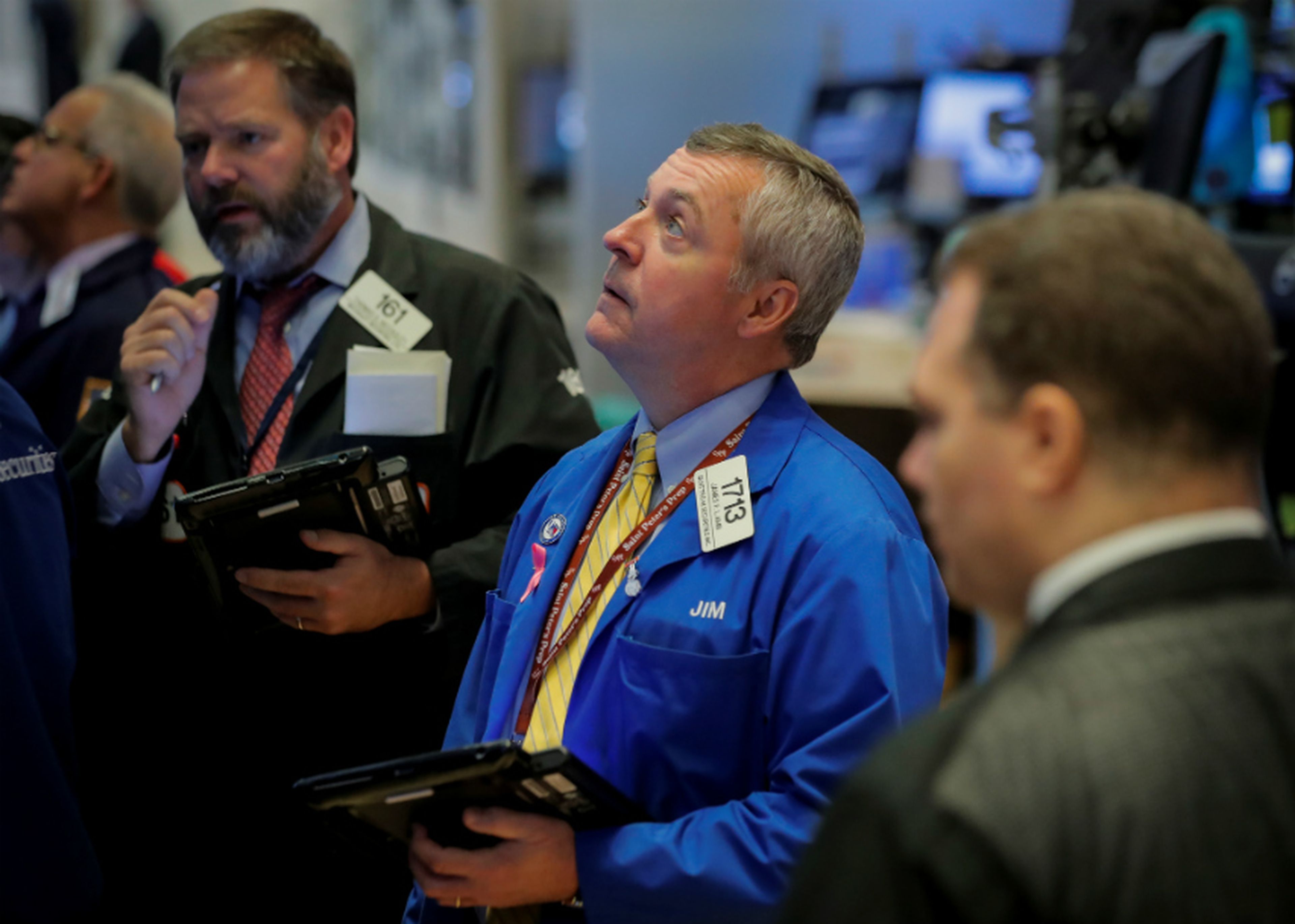 Trader observa atentamente la cotización en Wall Street