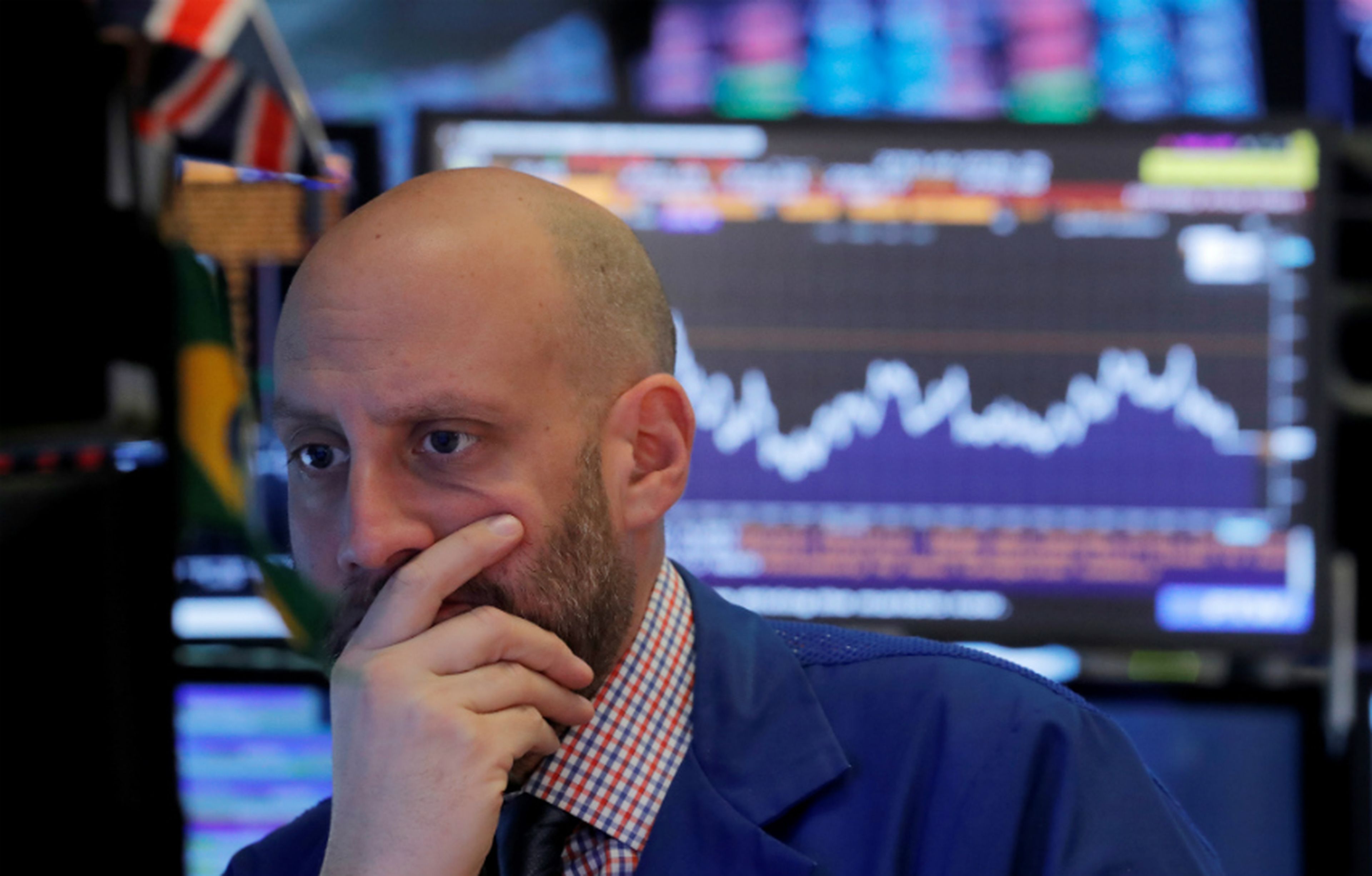 Trader preocupado con las últimas caídas de Wall Street