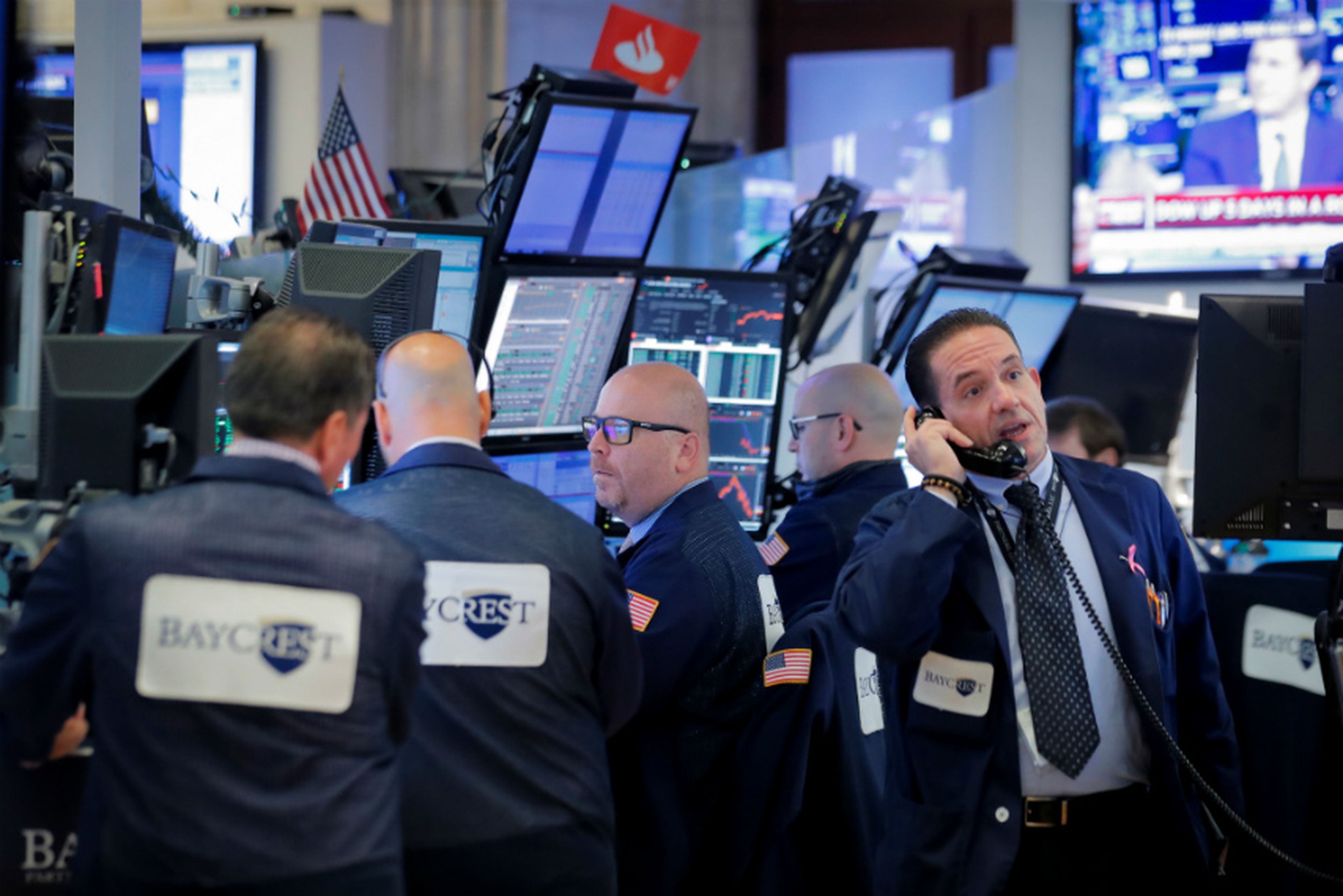 Traders haciendo operaciones en Wall Street