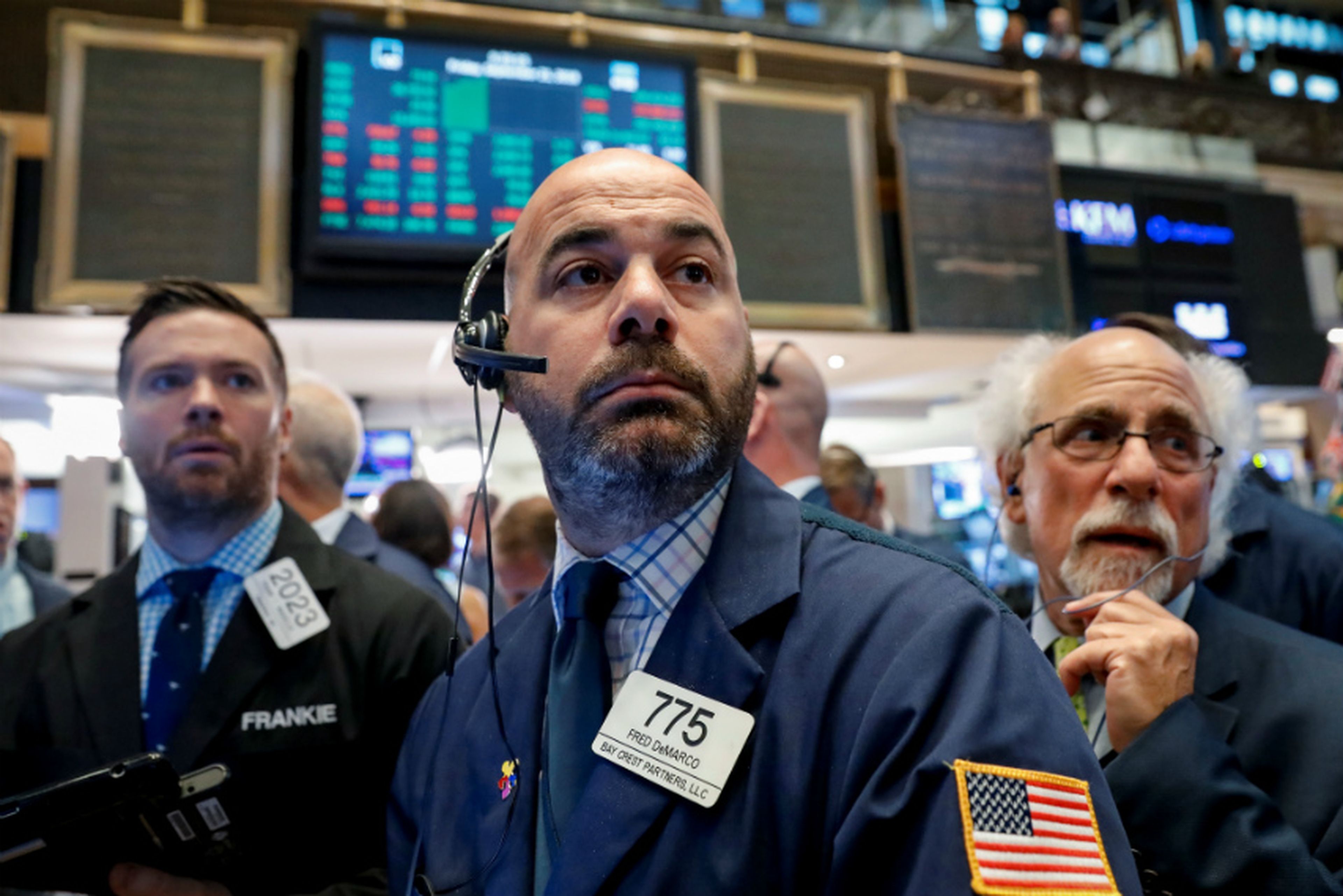 Traders preocupados en el parqué de la bolsa de Wall Street