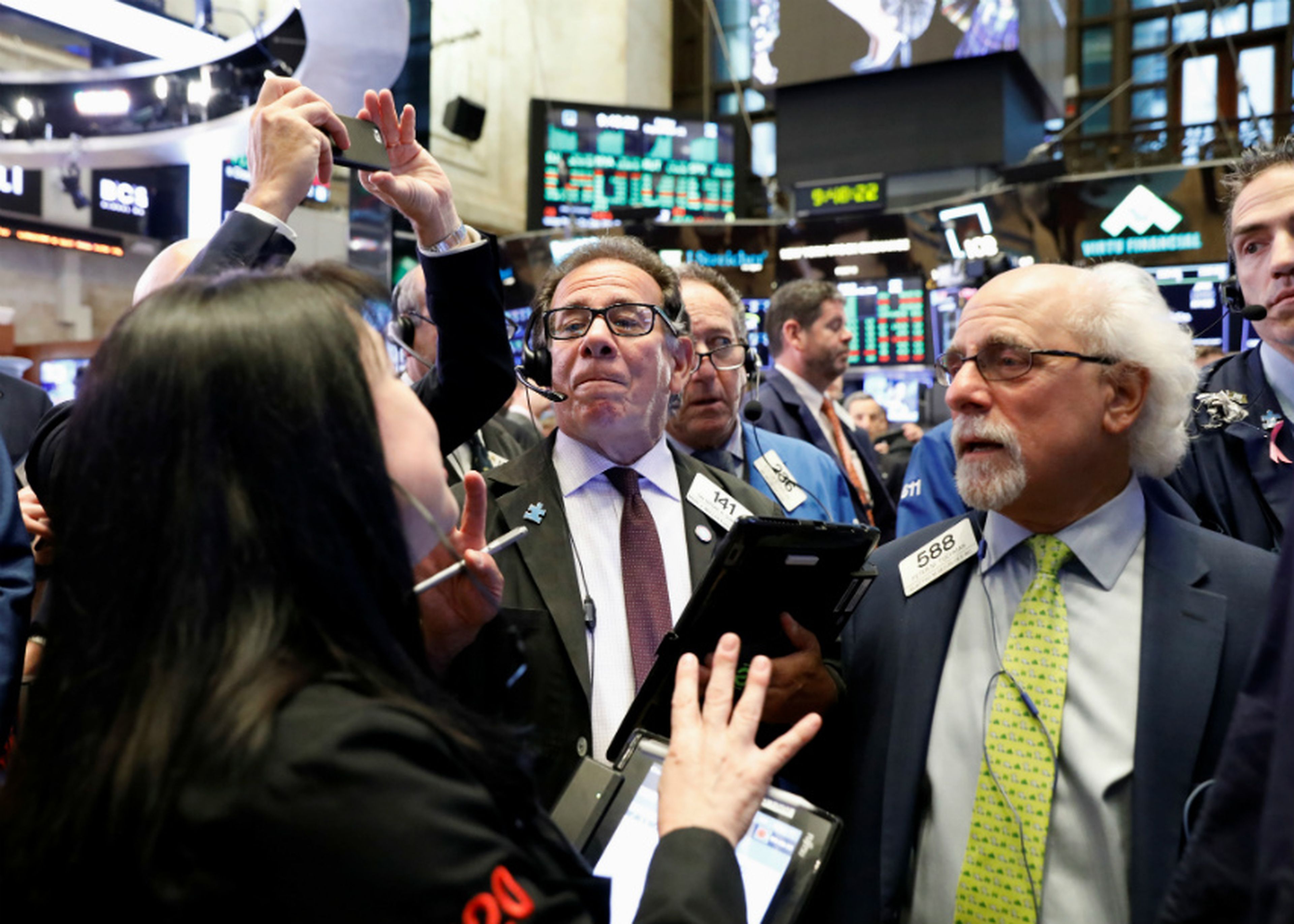 Traders realizando operaciones en Wall Street