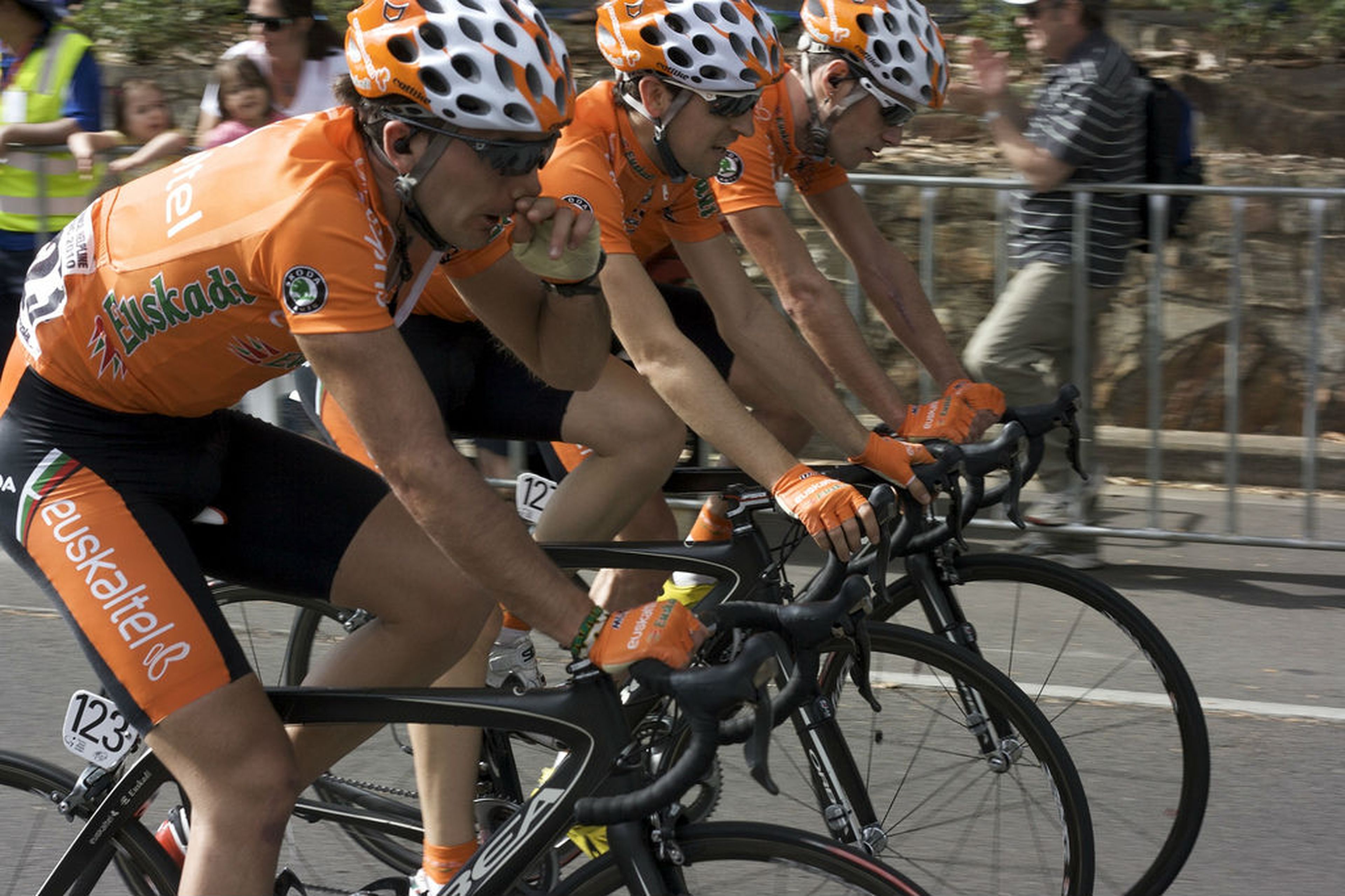 Tres miembros del Euskaltel Euskadi durante el Tour Down Under de 2010