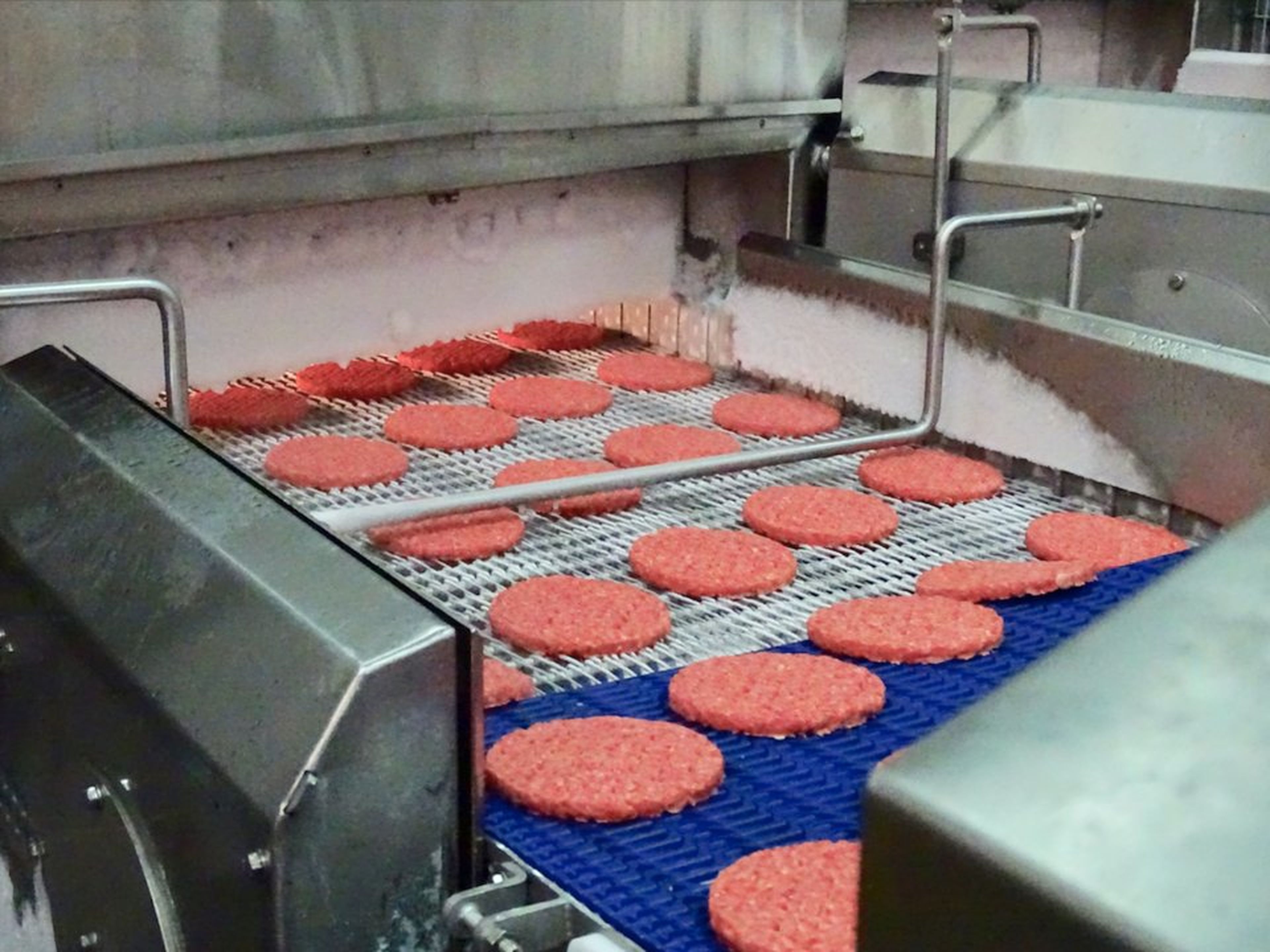 Se utiliza una mezcla de carne fresca y congelada para que las hamburguesas alcancen rápidamente los -18 grados.