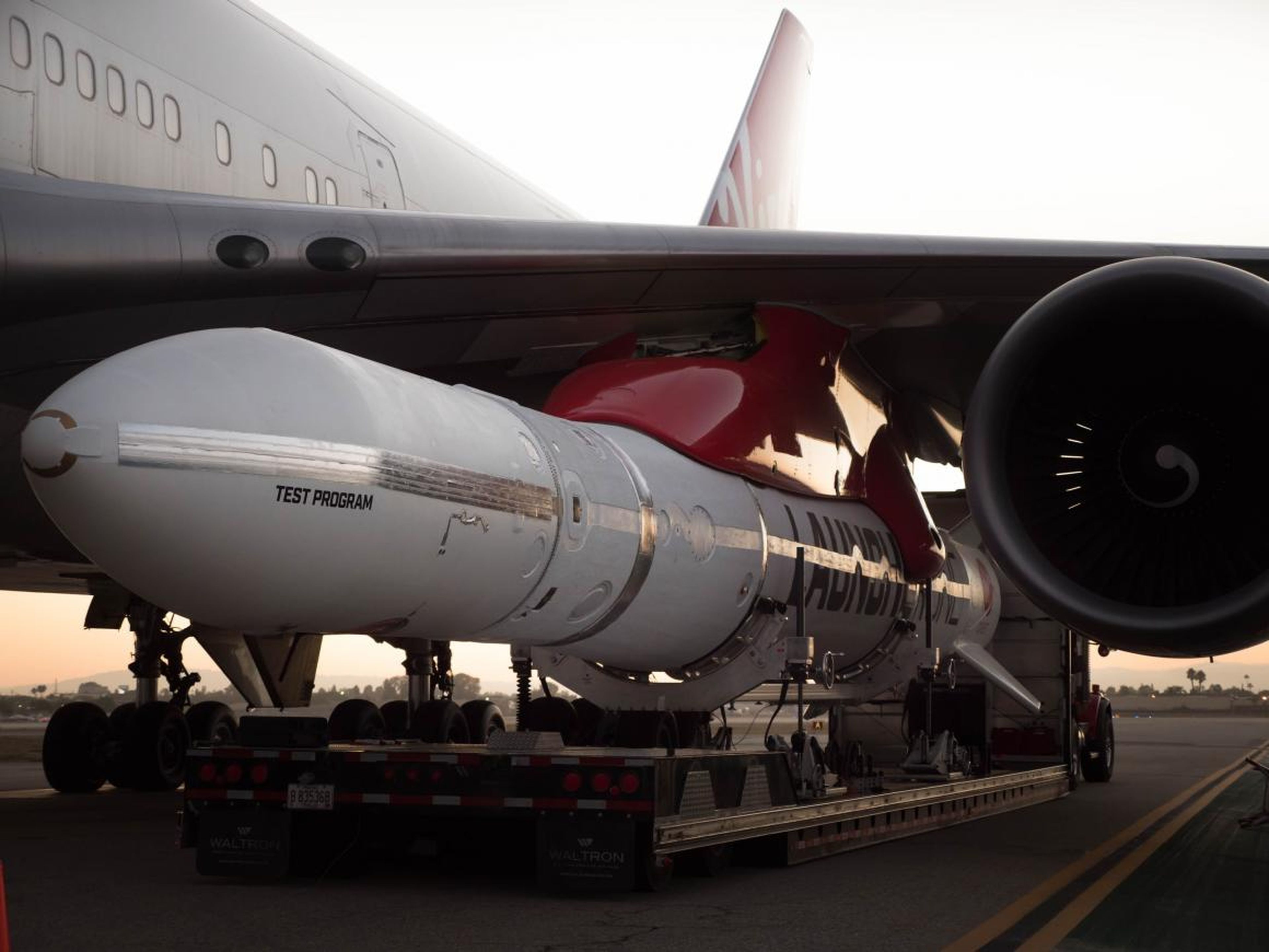 Virgin Orbit's LauncherOne orbital rocket attached for the first time to Cosmic Girl.