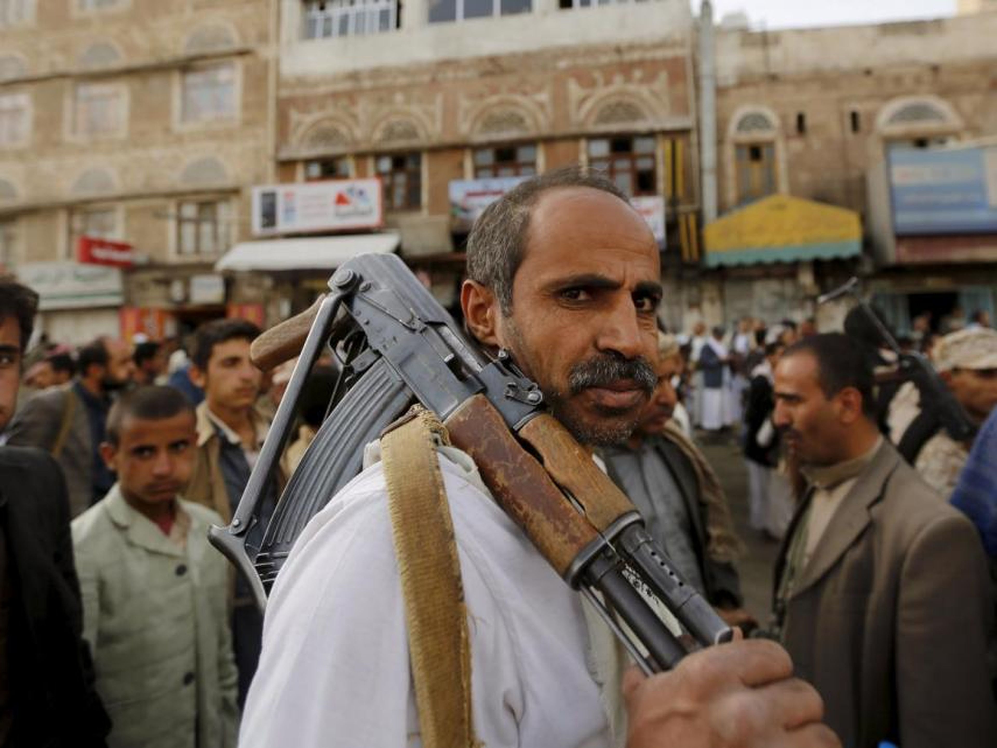 Un seguidor armado hutí asiste a un mitin contra los ataques aéreos liderados por los saudíes en Sanaa, el 14 de junio de 2015.