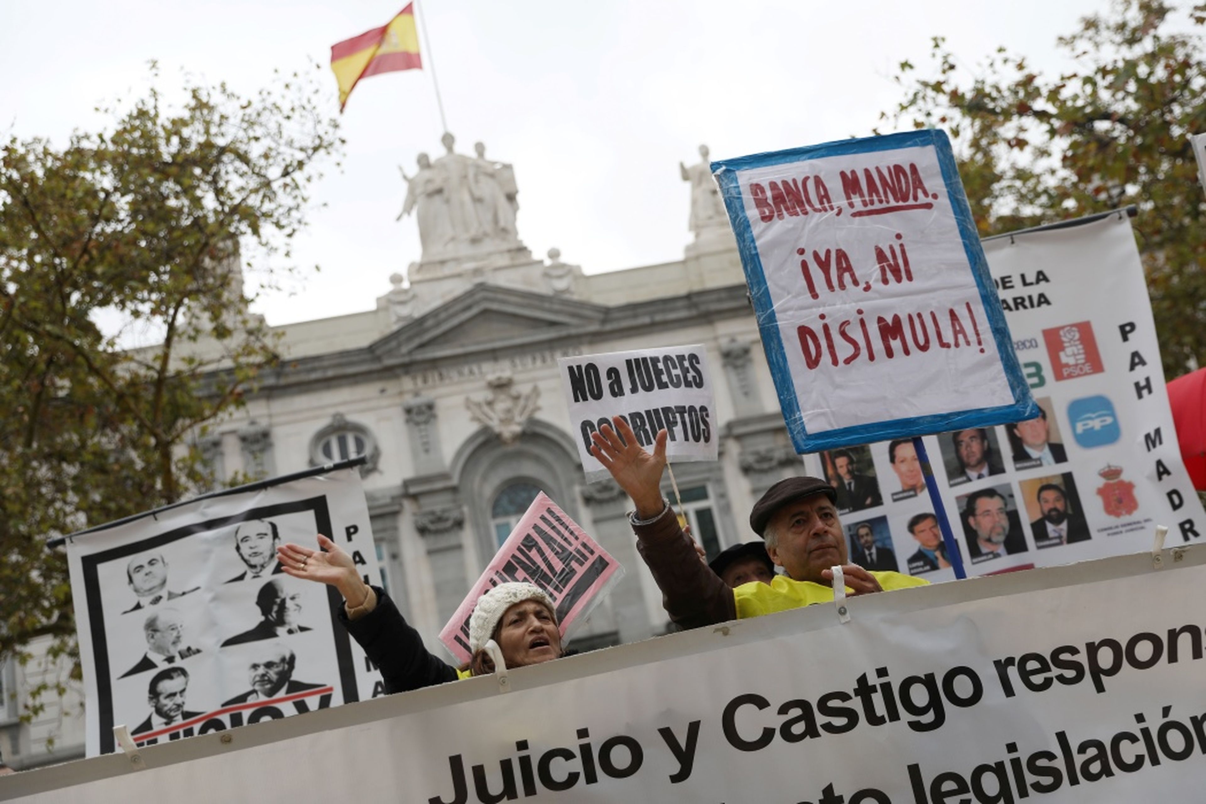 Activistas protestan a las puertas del Tribunal Supremo en Madrid, el 5 de noviembre de 2018.
