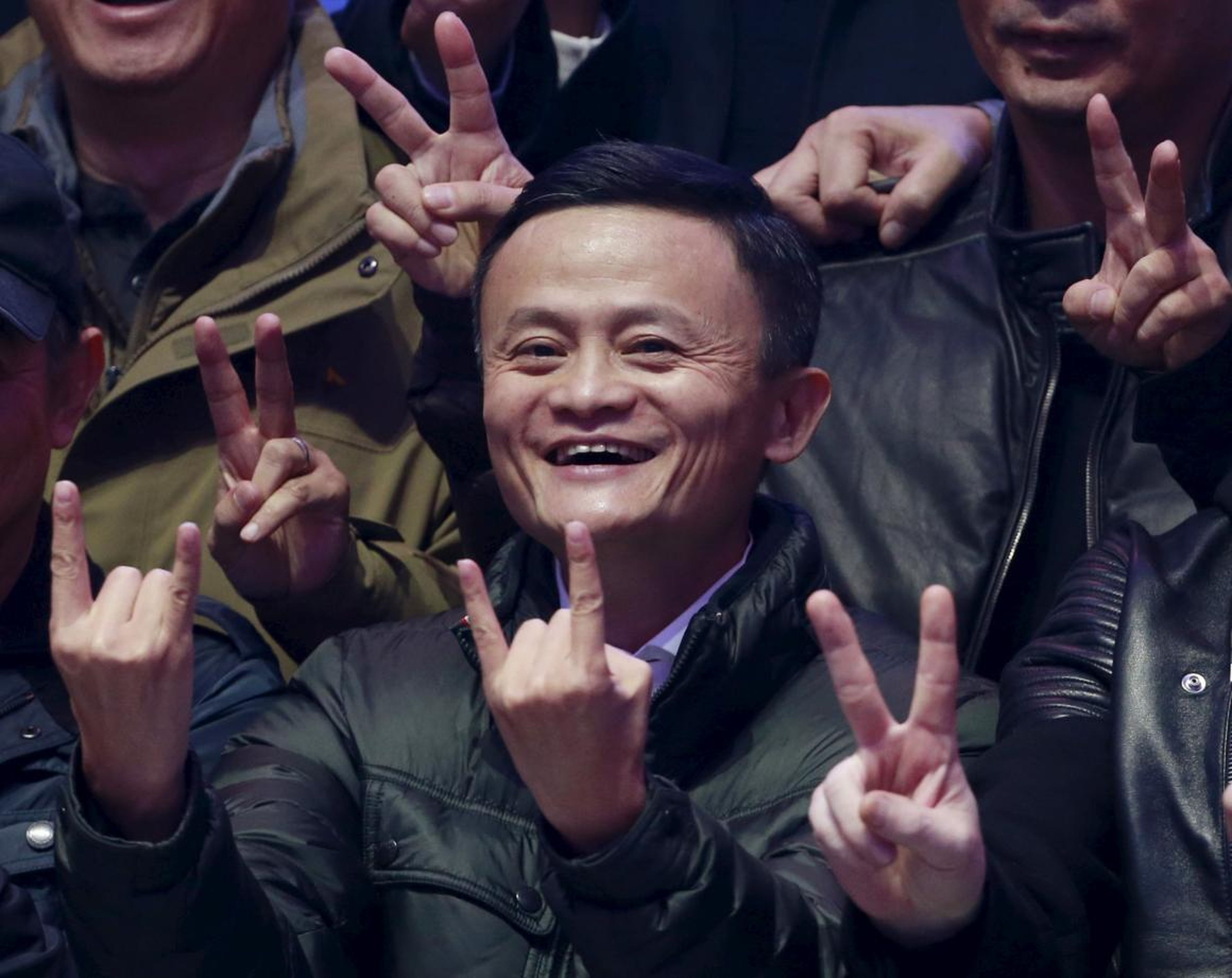 El fundador y presidente de Alibaba, Jack Ma, sonríe mientras posa con los asistentes después de ver datos en tiempo real de las transacciones en el 11.11 Global shopping festival de Alibaba Group en Beijing, China.