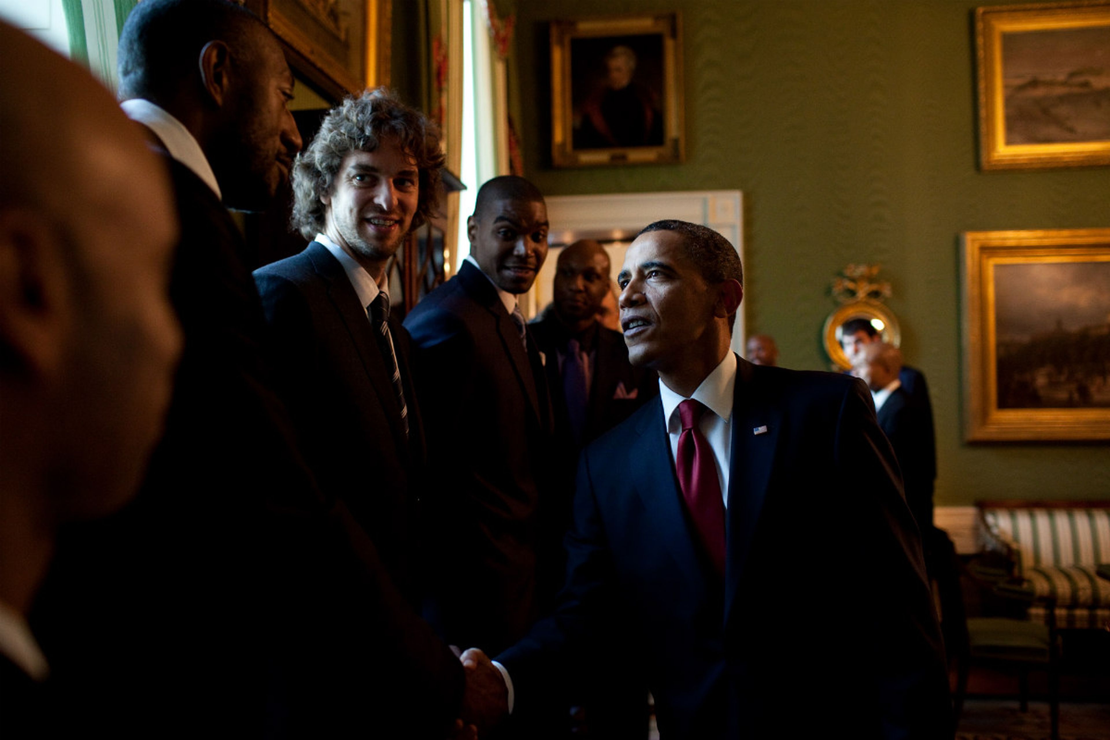 Barack Obama, saludando a los Lakers de Gasol tras el título de NBA de 2009