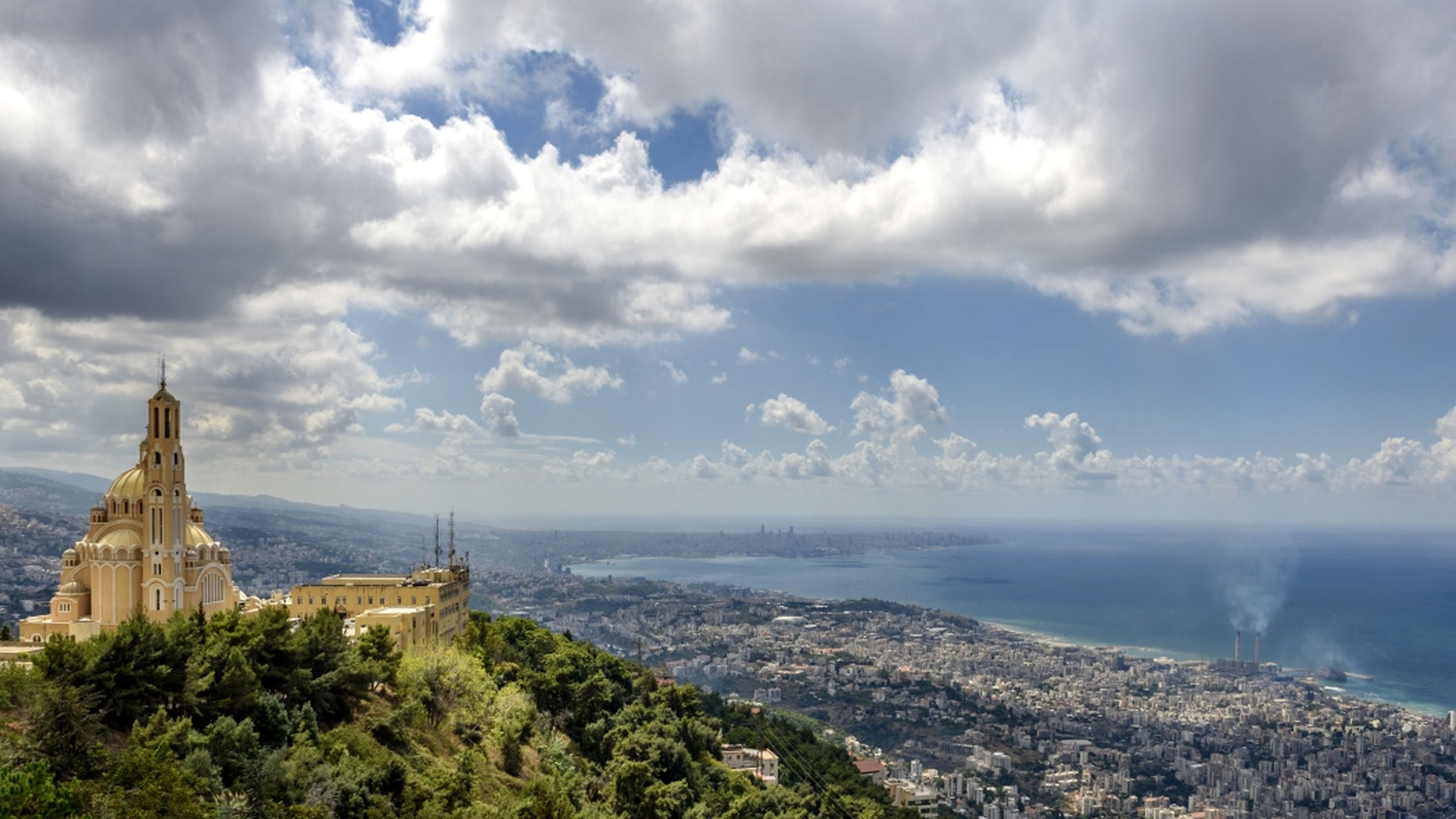 Vista del monasterio Harissa con Beirut al fondo.