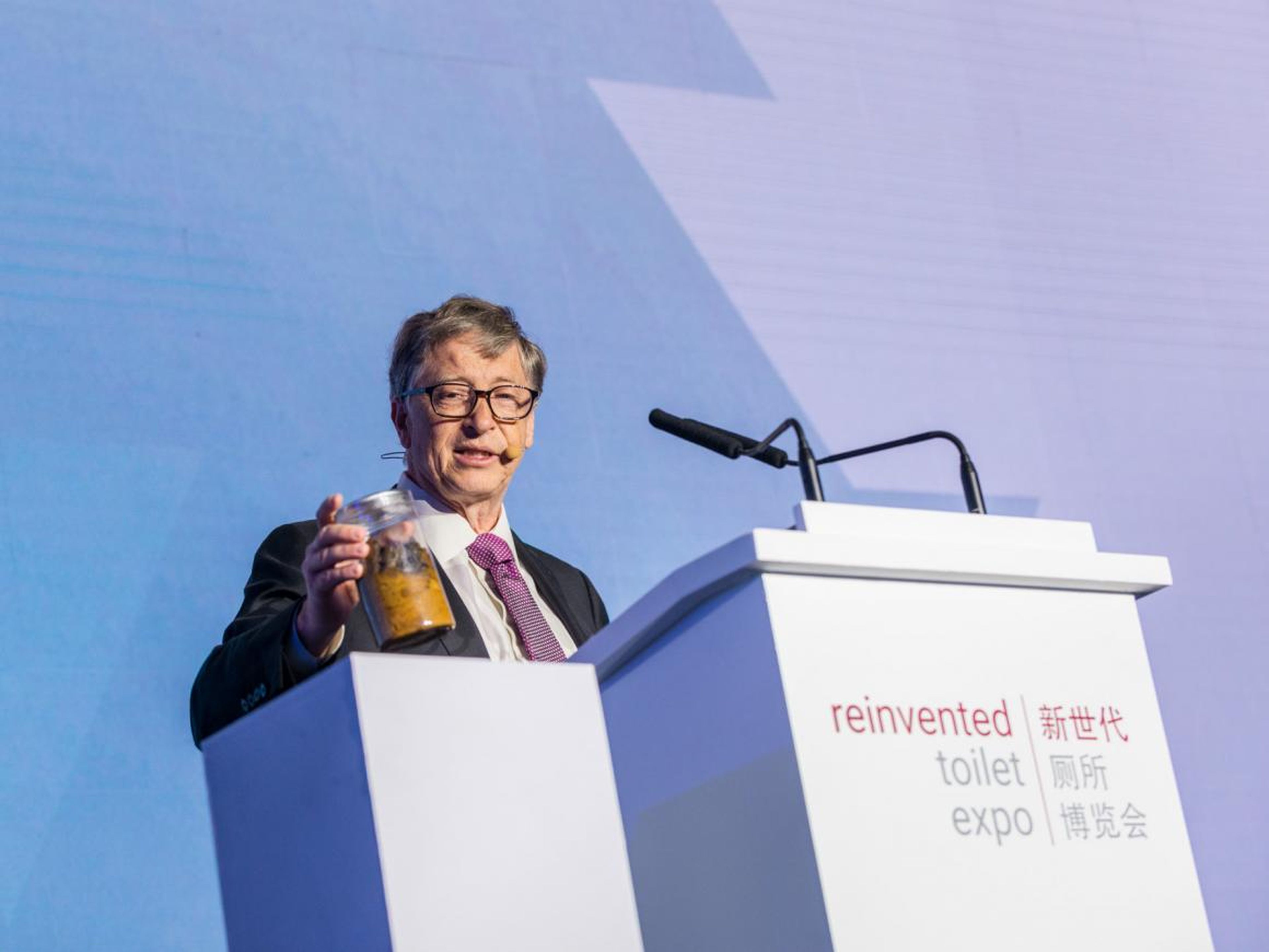 Bill Gates sostiene un vaso de heces humanas en Reinvented Toilet Expo en Pekín el 6 de noviembre de 2018.
