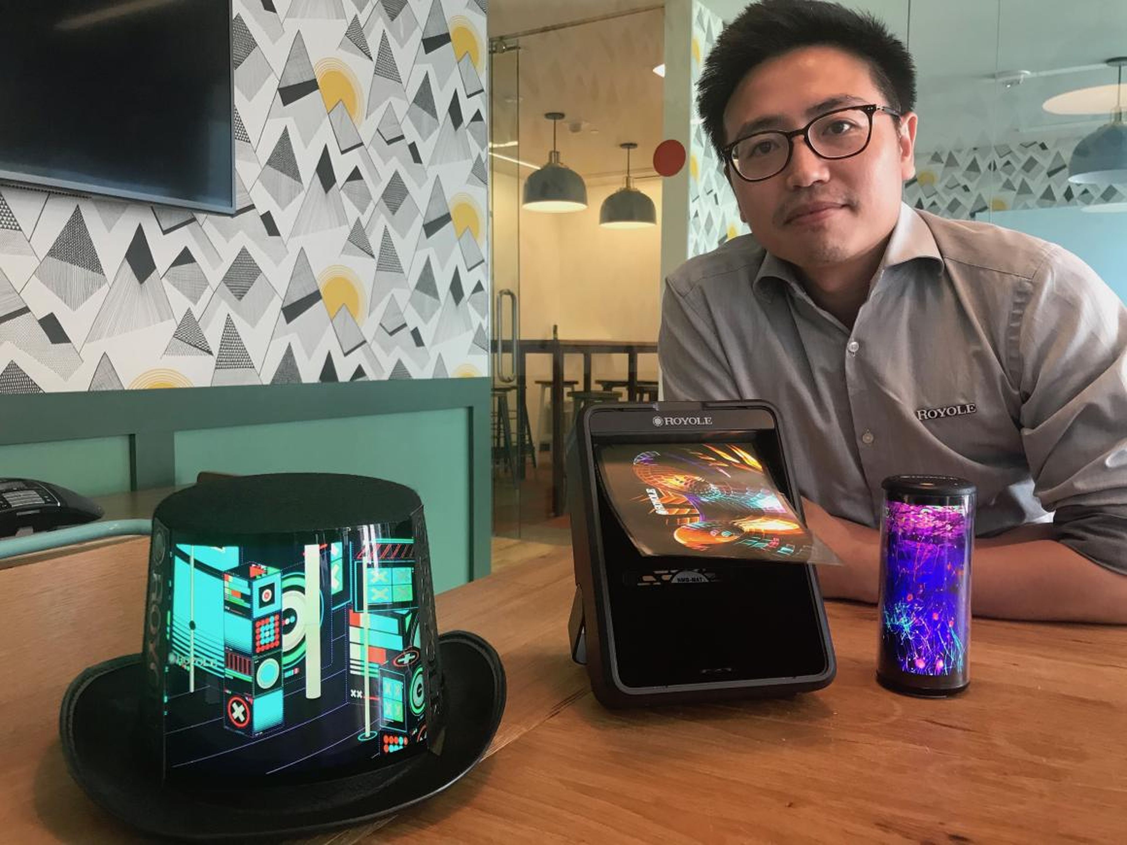 Bill Liu, CEO de Royole, con una selección de dispositivos que utilizan las pantallas flexibles de su compañía.