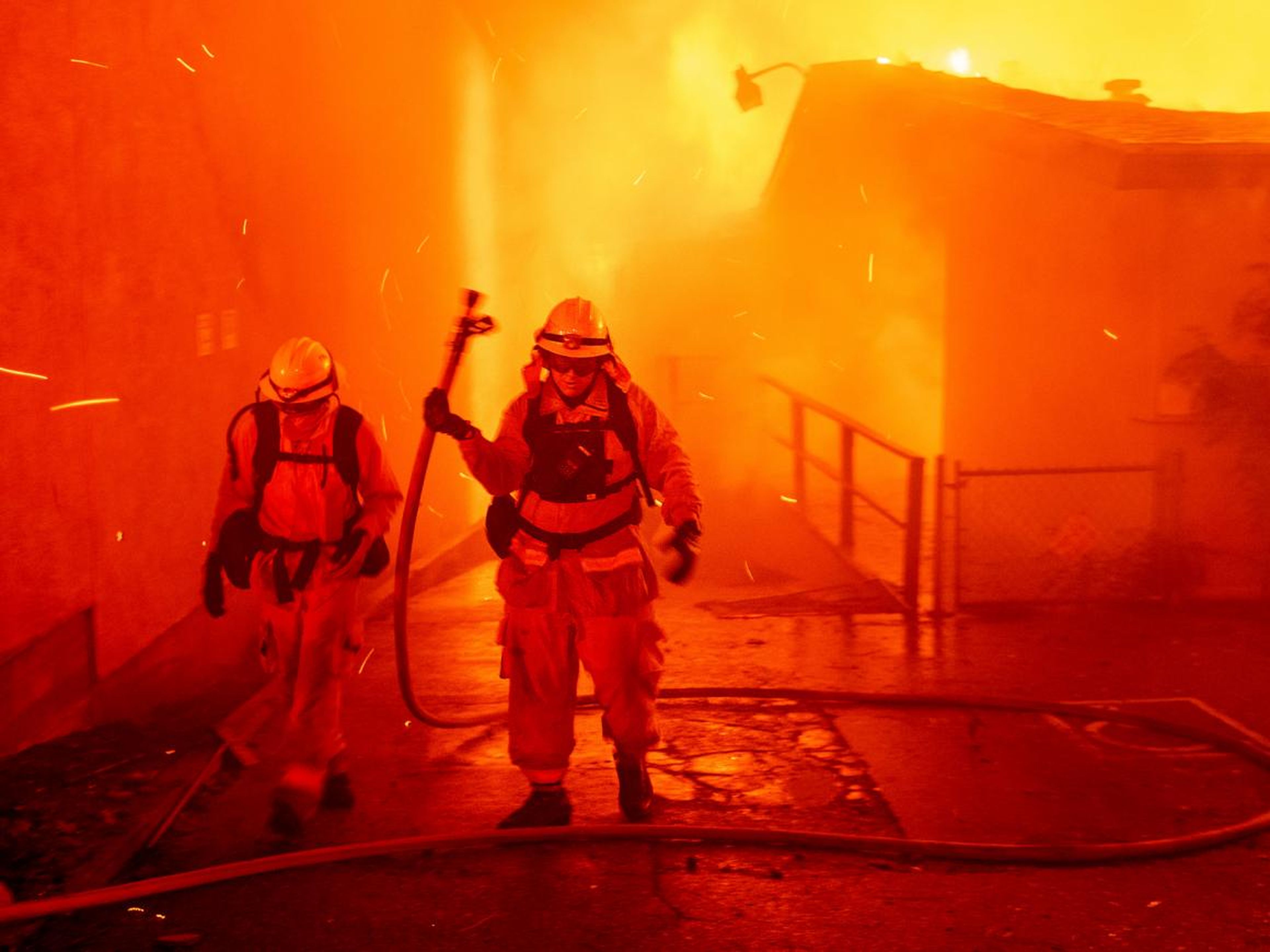 Los bomberos luchan contra las llamas del incendio de Camp