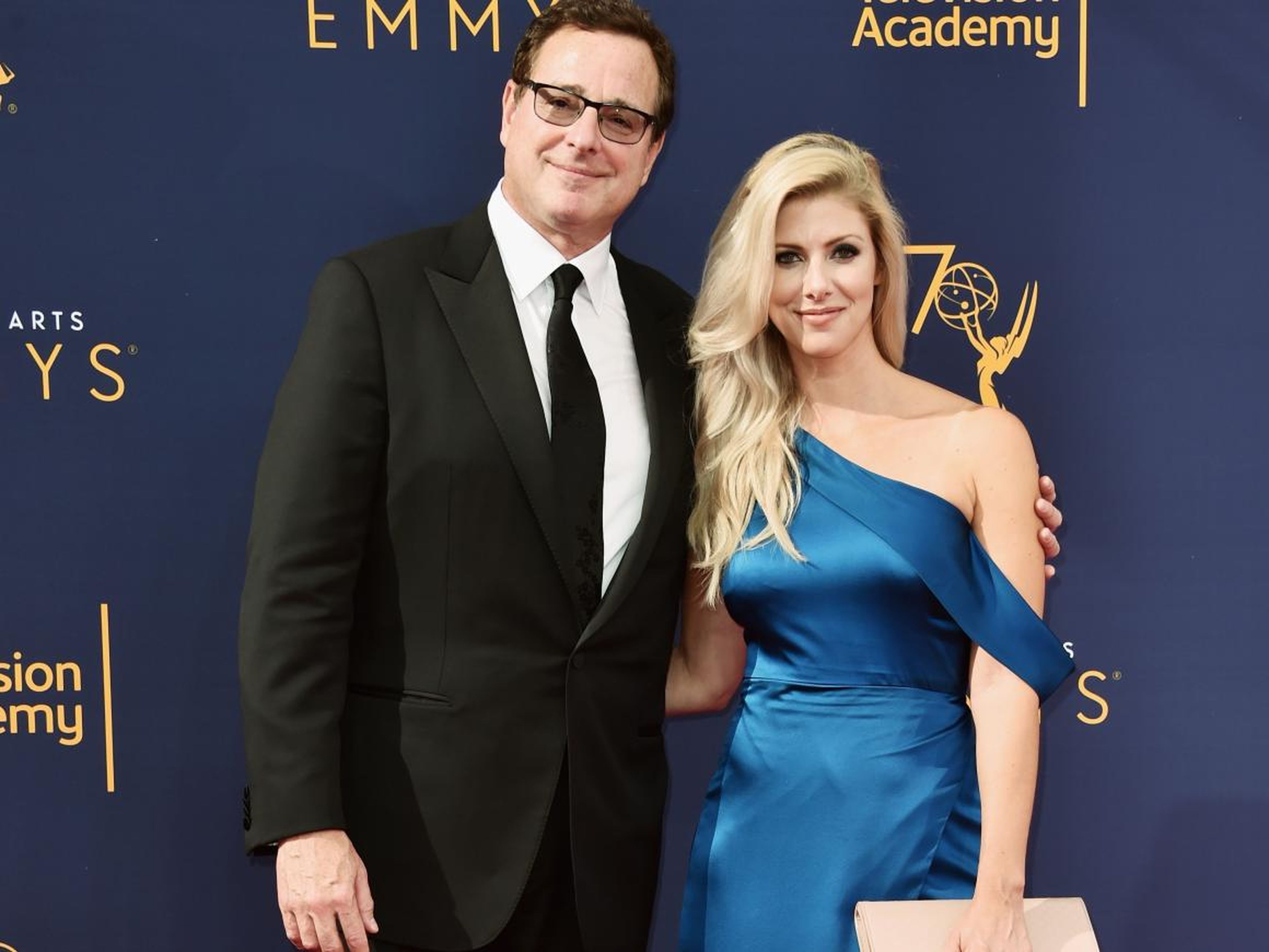 Bob Saget y Kelly Rizzo en los Creative Arts Emmy Awards de 2018.