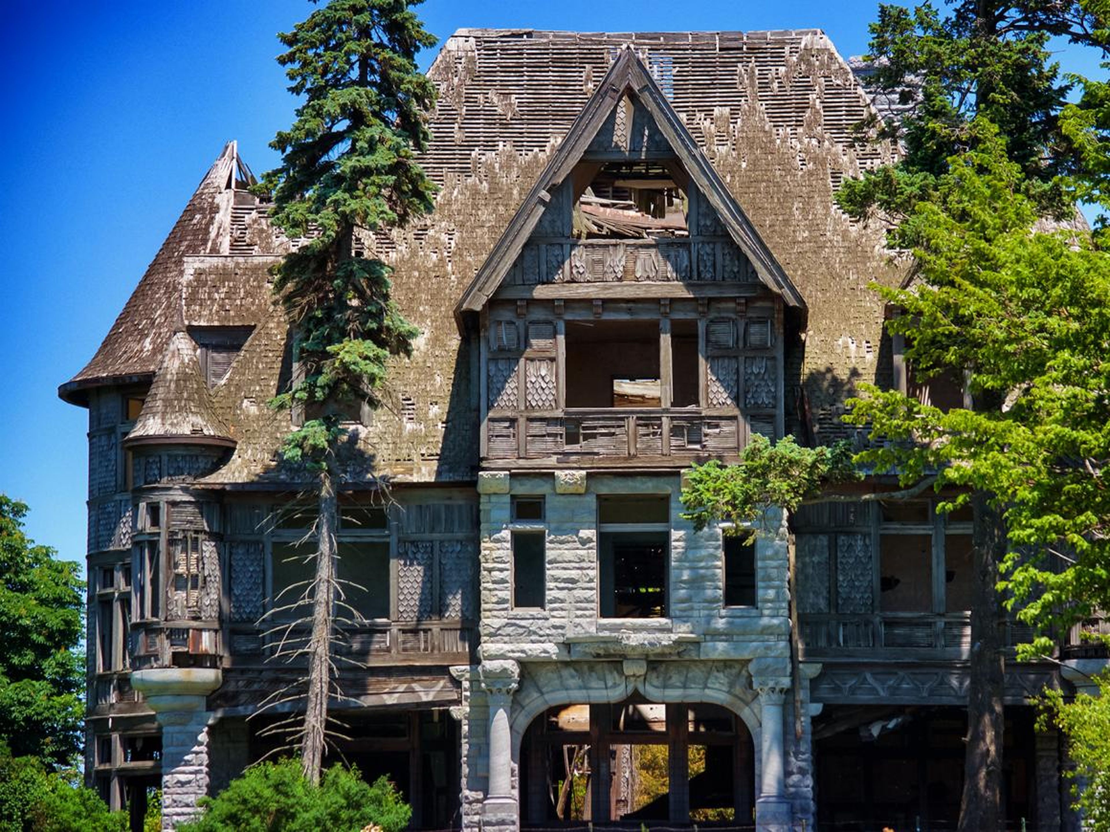 The Carleton Island Villa, a dilapidated mansion that sits on an island in Cape Vincent, New York, hasn't been inhabited for 70 years.