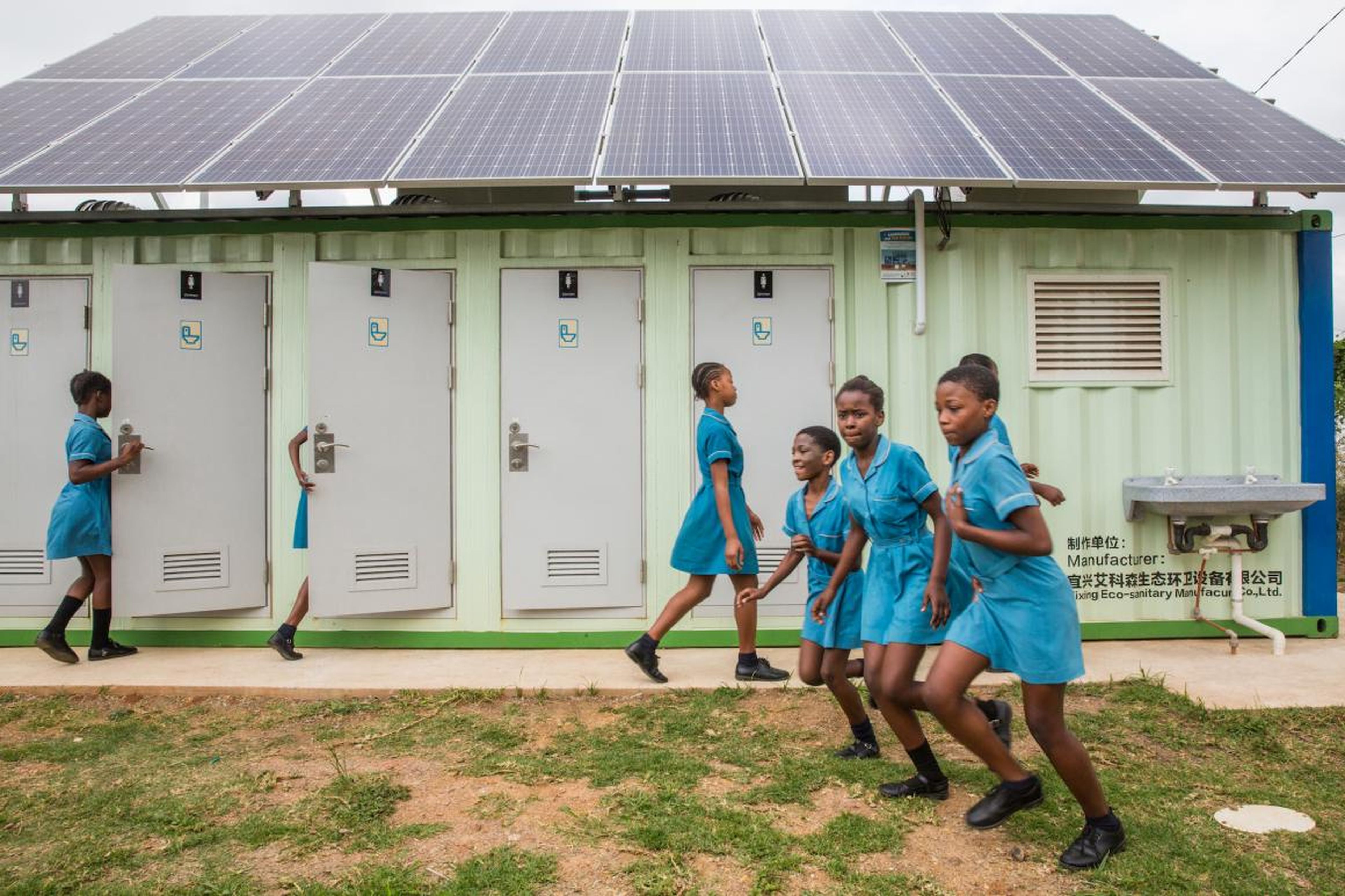 Niños en la escuela primaria Gugulethu en KwaMashu, en las afueras de Durban, Sudáfrica. La escuela ha recibido un nuevo sistema de inodoro Eco-san.