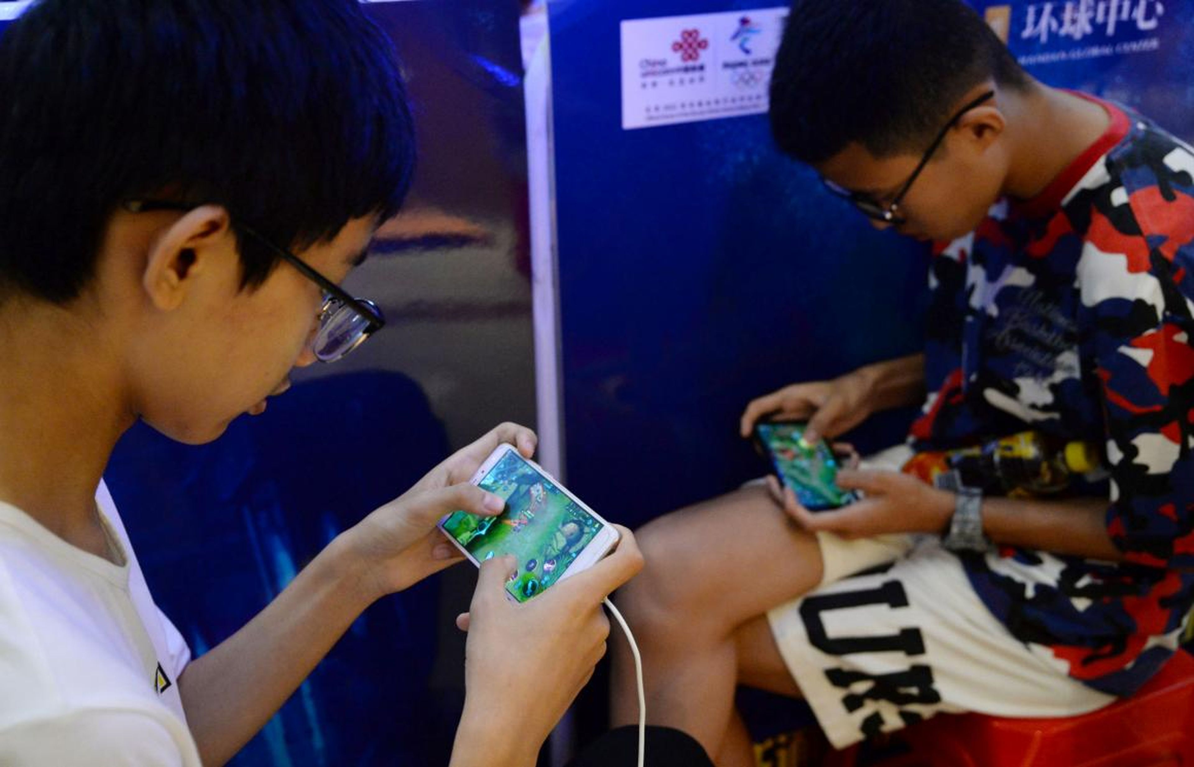 Dos jóvenes jugadores en China jugando al "Honor of Kings" de Tencent en sus móviles.