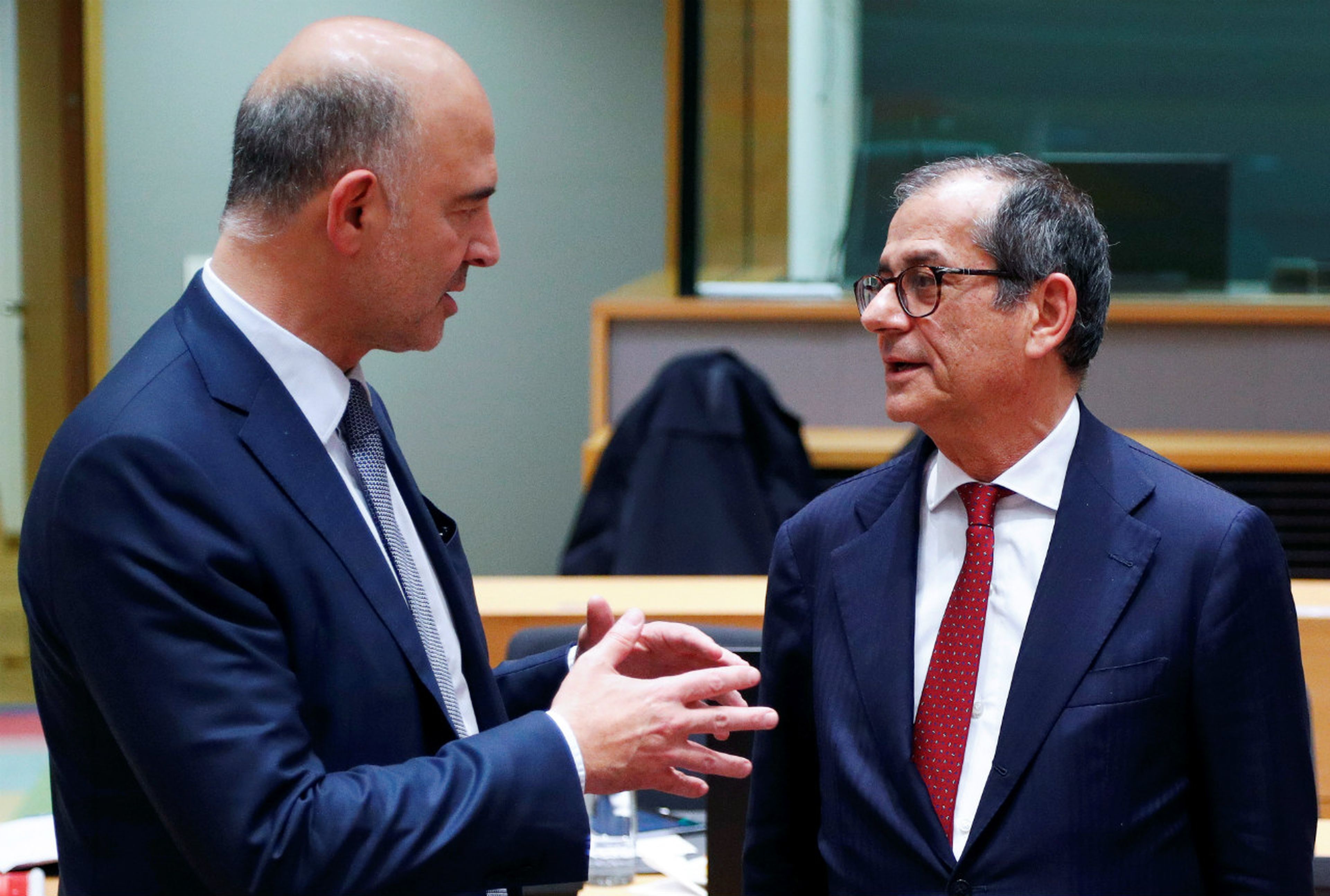 El comisario económico europeo, Pierre Moscovici, conversa en Bruselas con el ministro italiano de Economía, Giovanni Tria