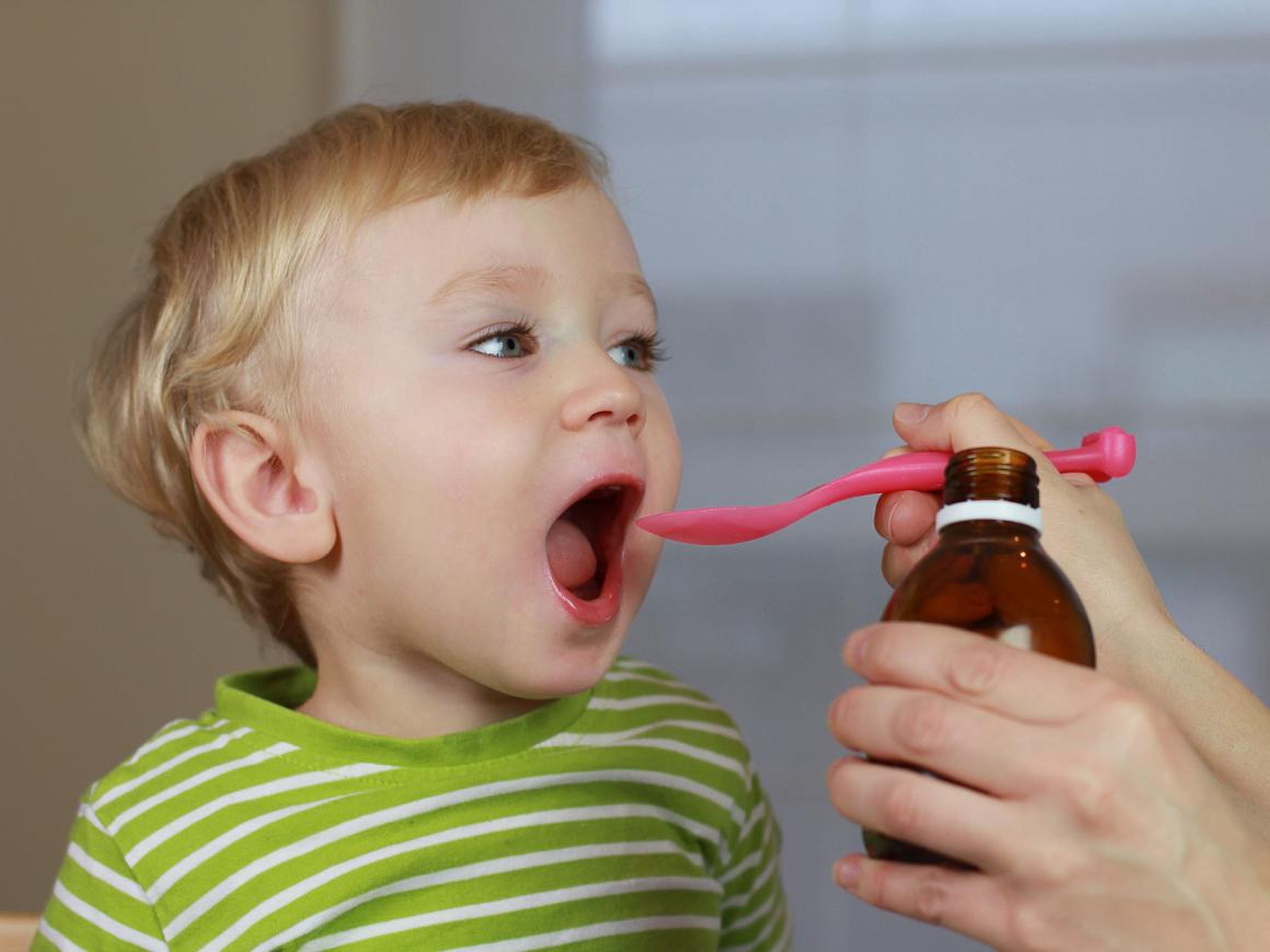 El jarabe para la tos y otros medicamentos para el resfriado de venta sin receta no se recomiendan para niños menores de 6 años.