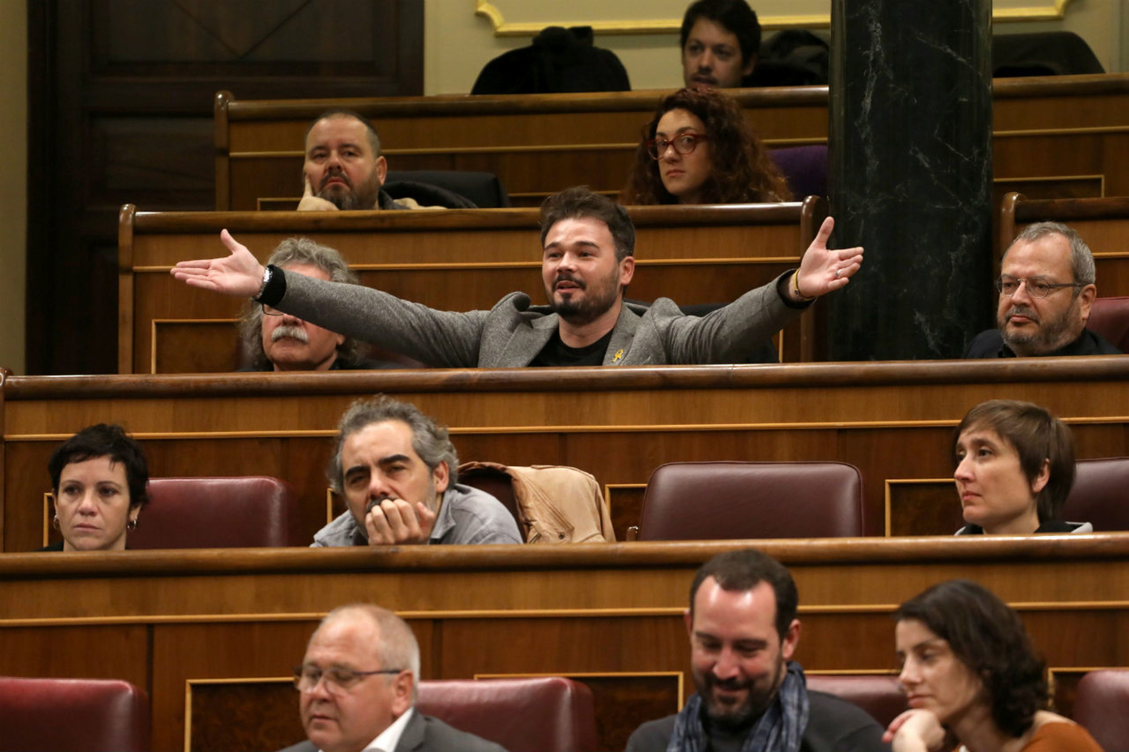 El diputado de ERC, Gabriel Rufián, gesticula durante el intercambio de descalificaciones con el ministro de Exteriores, Josep Borrell
