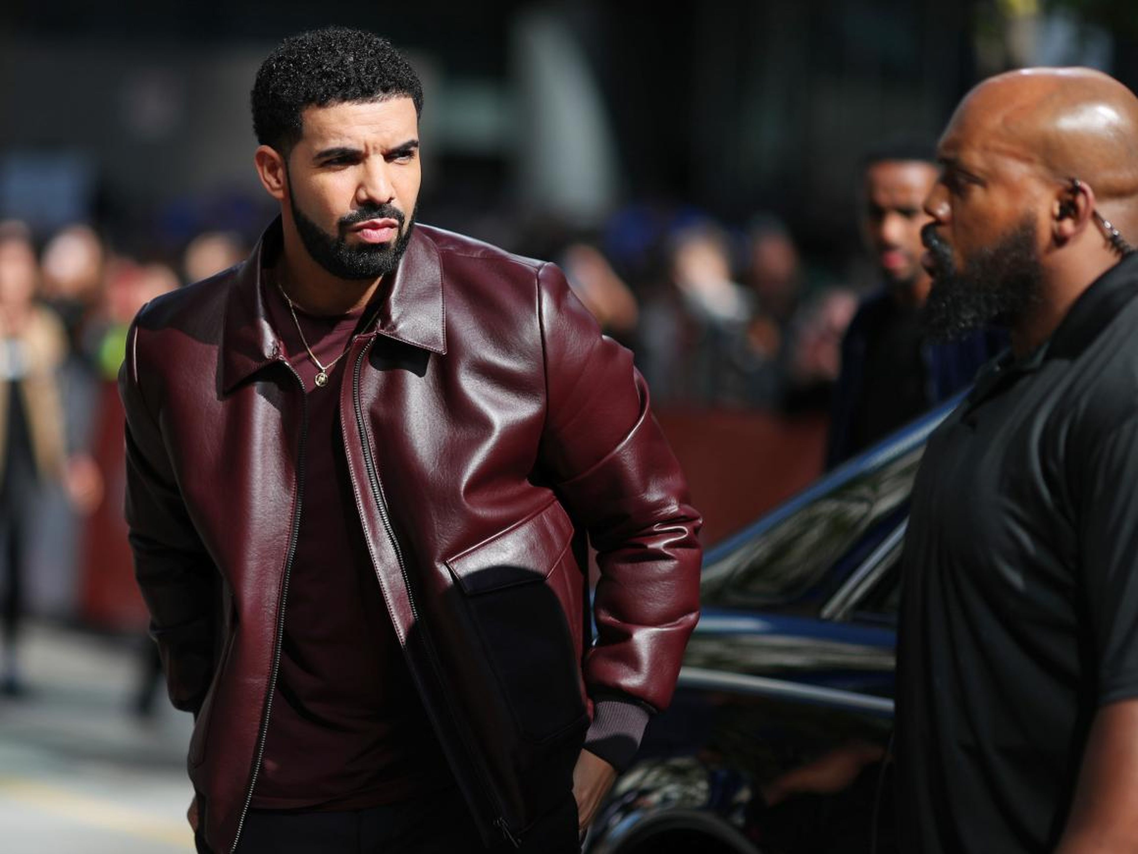 Drake, visto aquí con un guardaespaldas, tiene una casa en Hidden Hills, California, que está bloqueada en Google Street View.
