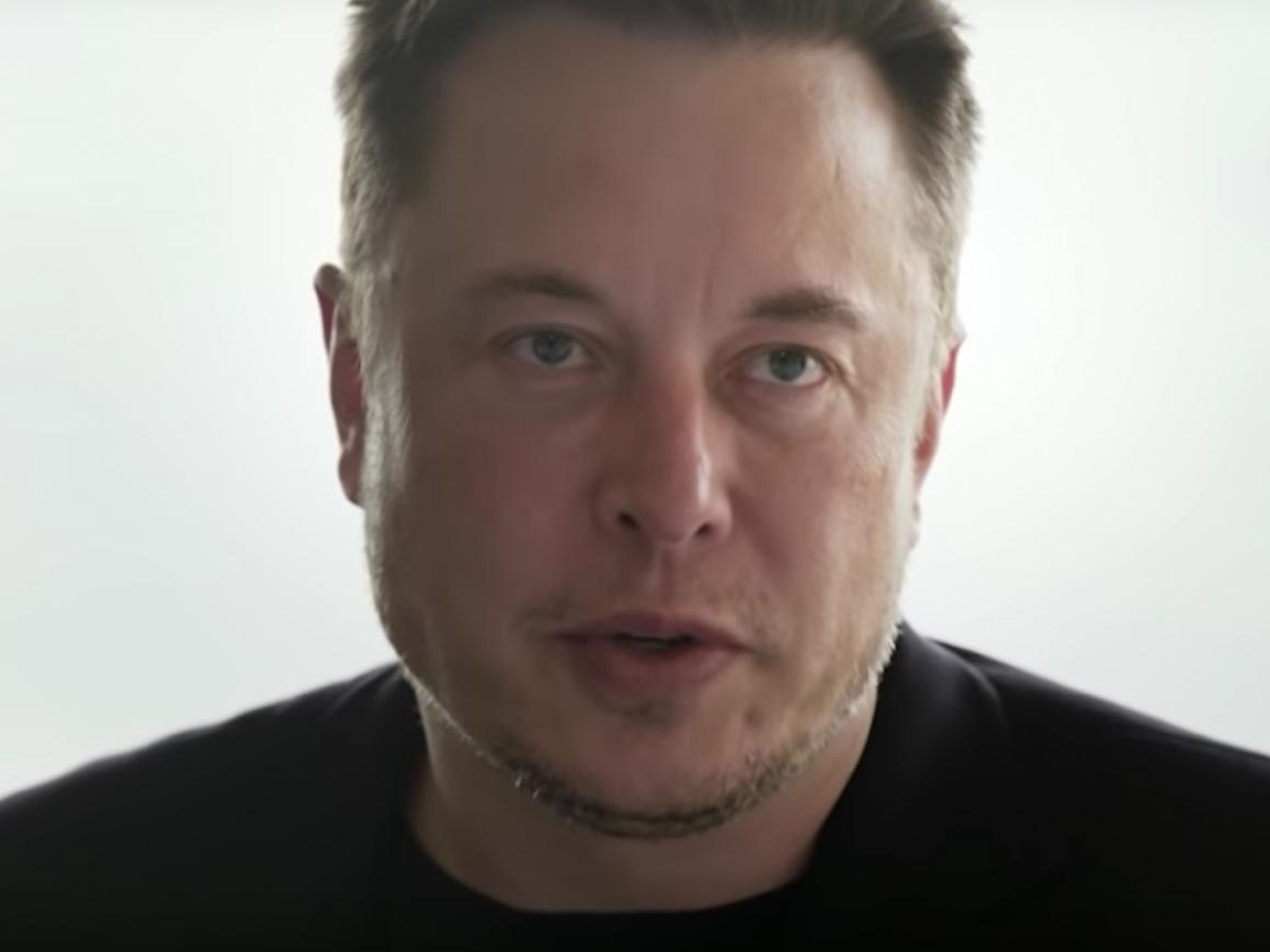 Elon Musk habló con Axios sobre el riego de muerte de Tesla.