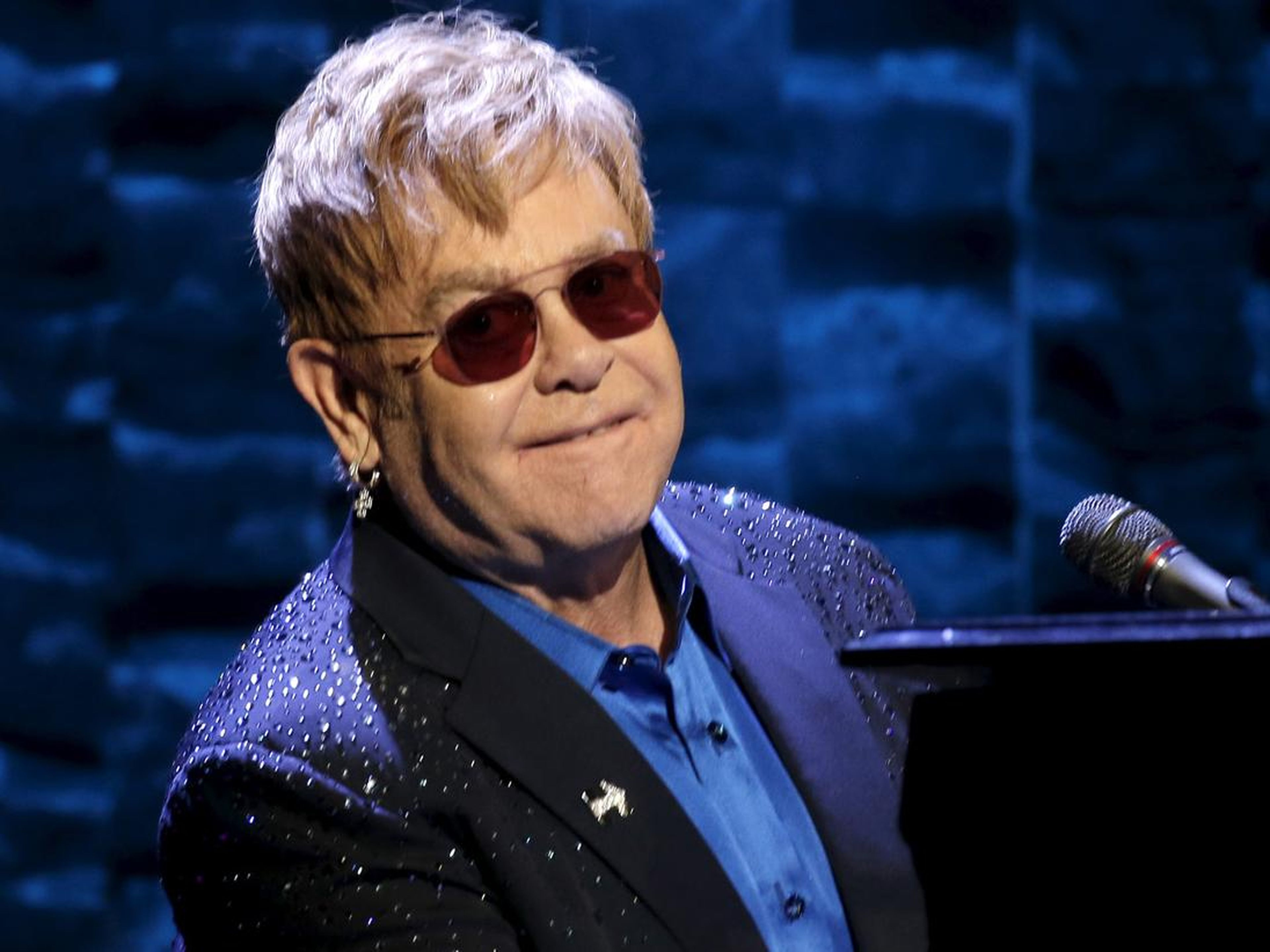 Elton John donó un estimado de 34 millones de euros a obras de caridad en 2016.
