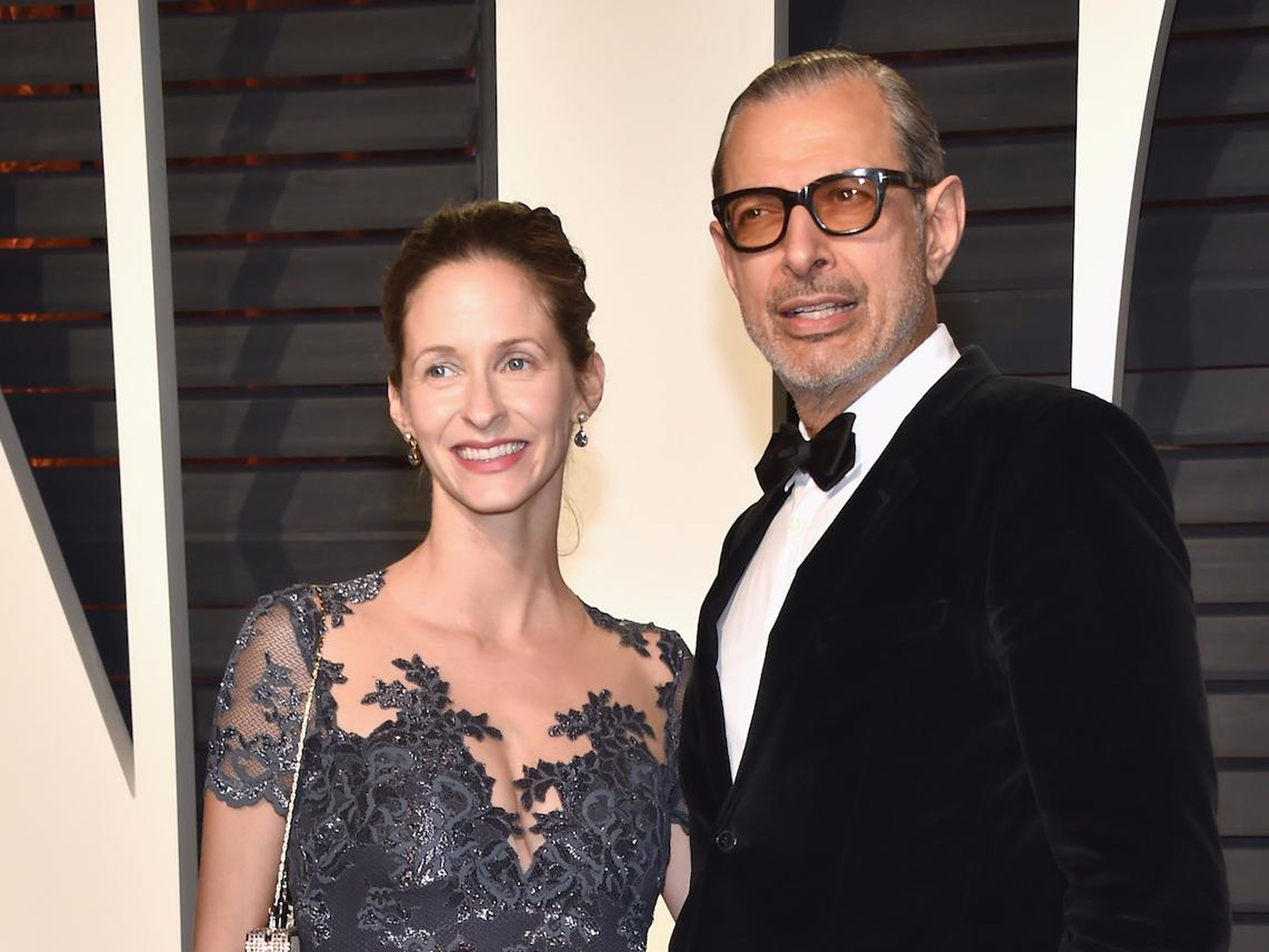 Emilie Livingston y Jeff Goldblum en 2017 en una fiesta de Vanity Fair.