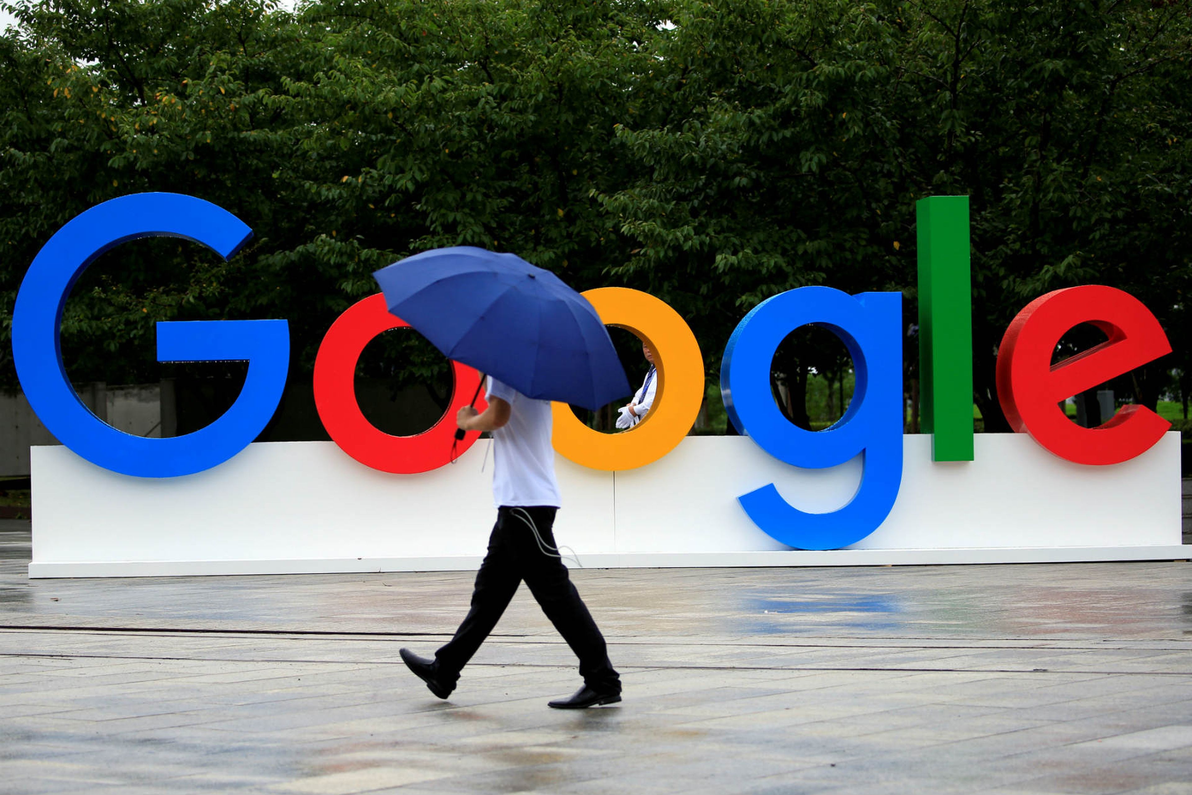 Un hombre pasa por delante de un letrero de Google.