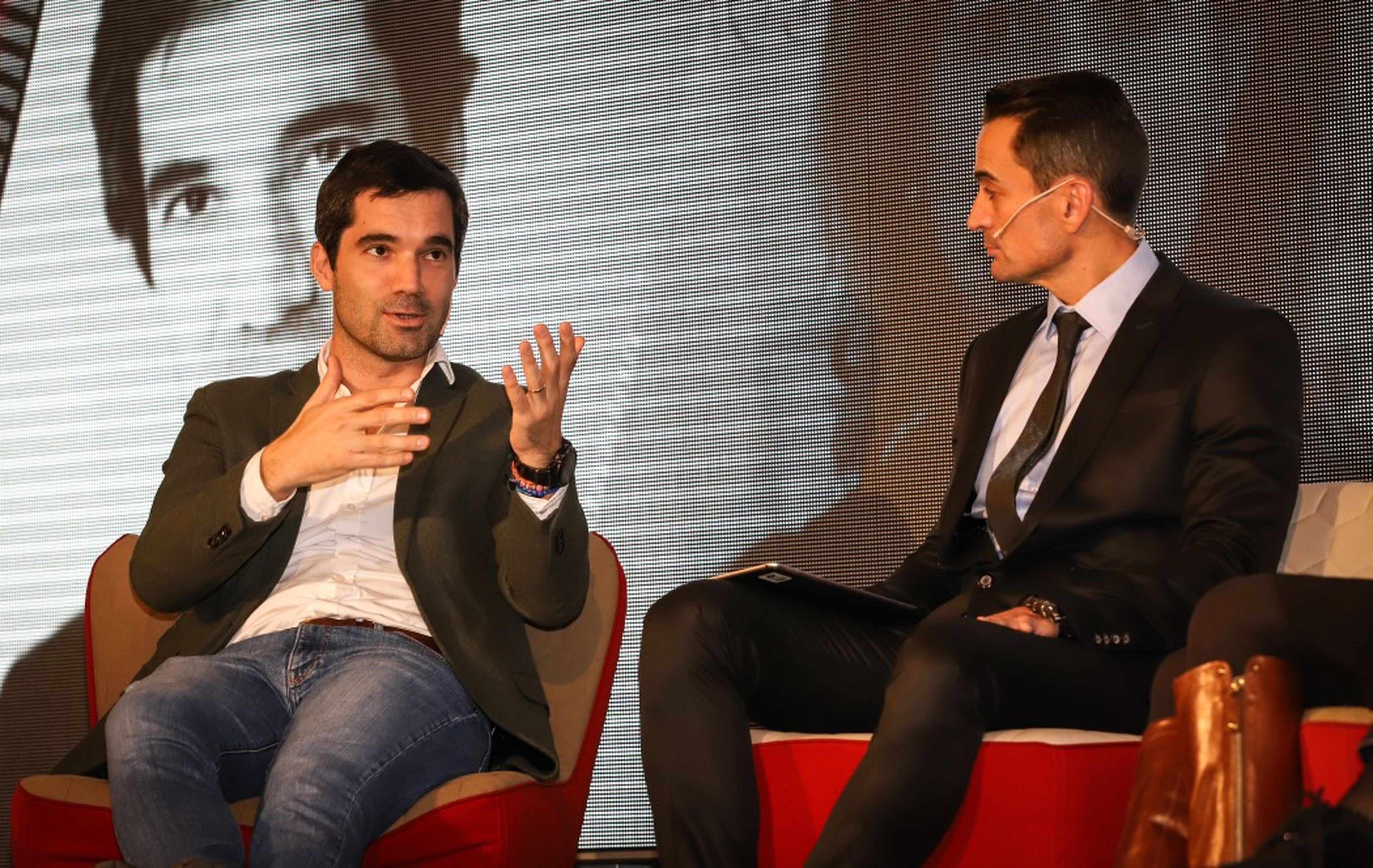 Iñaki Arrola, fundador de coches.com (izq.) junto a Manuel del Campo, CEO de Axel Springer.