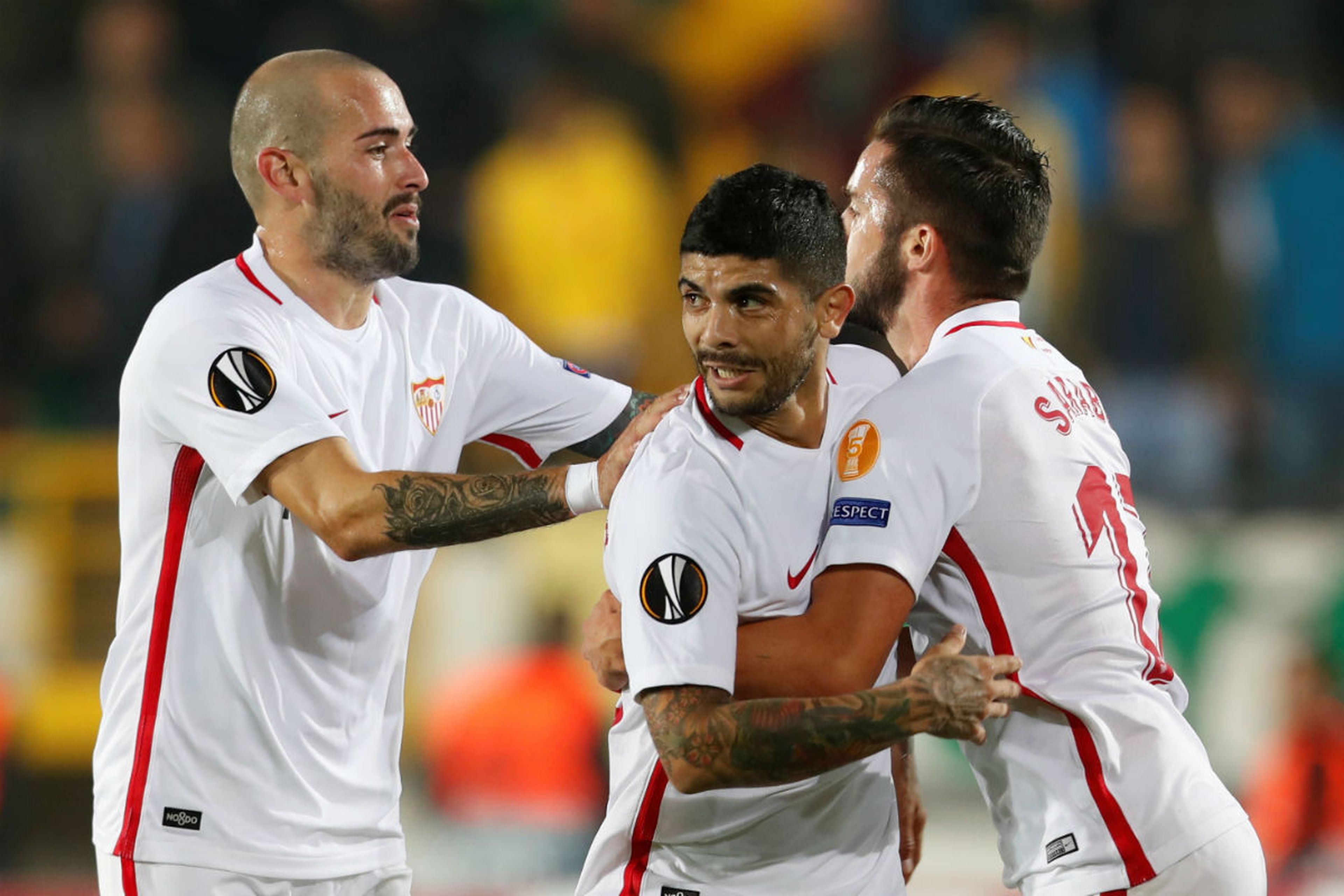 Jugadores del Sevilla celebran un gol