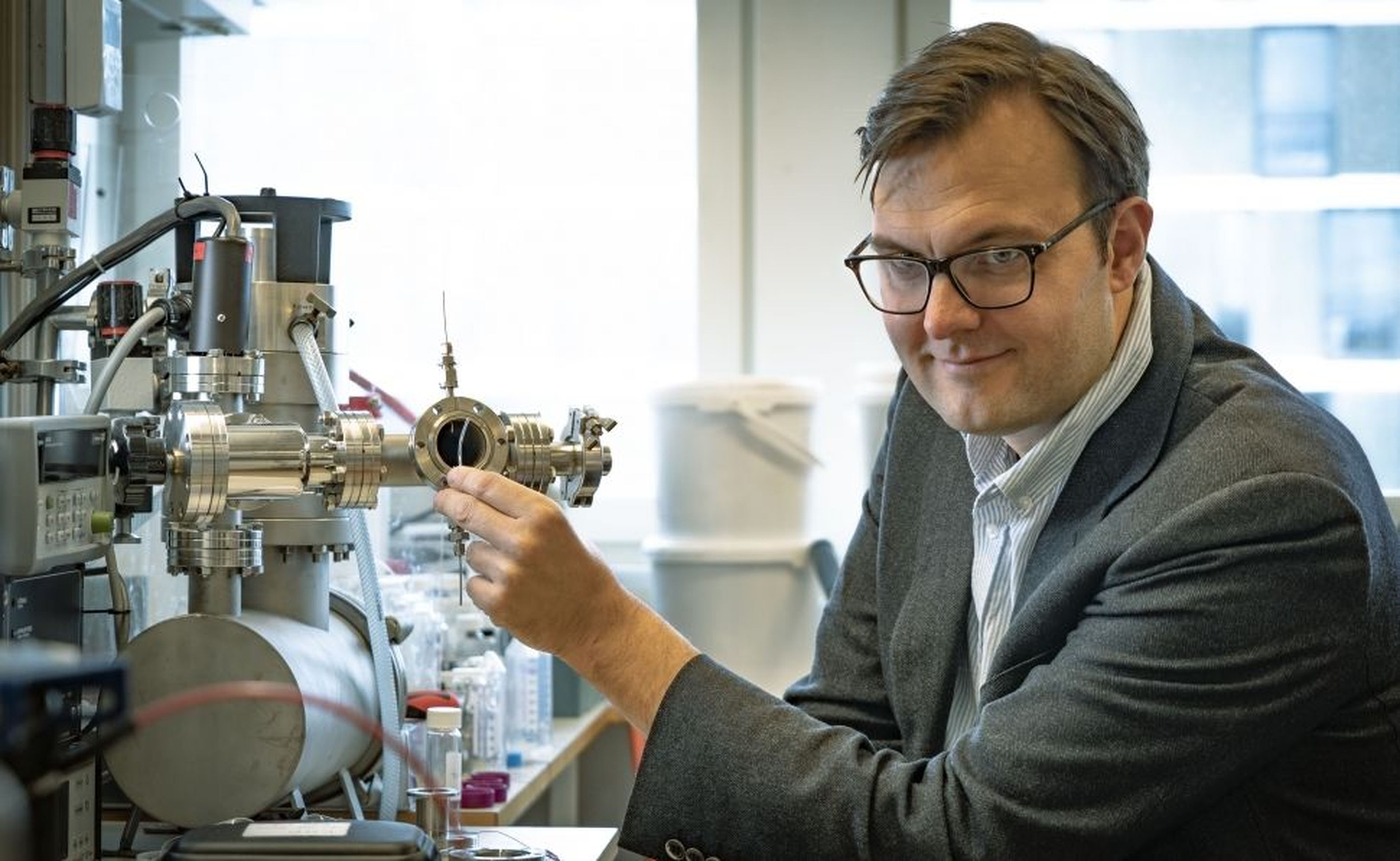 El profesor Kasper Moth-Poulsen junto con el catalizador que extrae la energía del líquido.