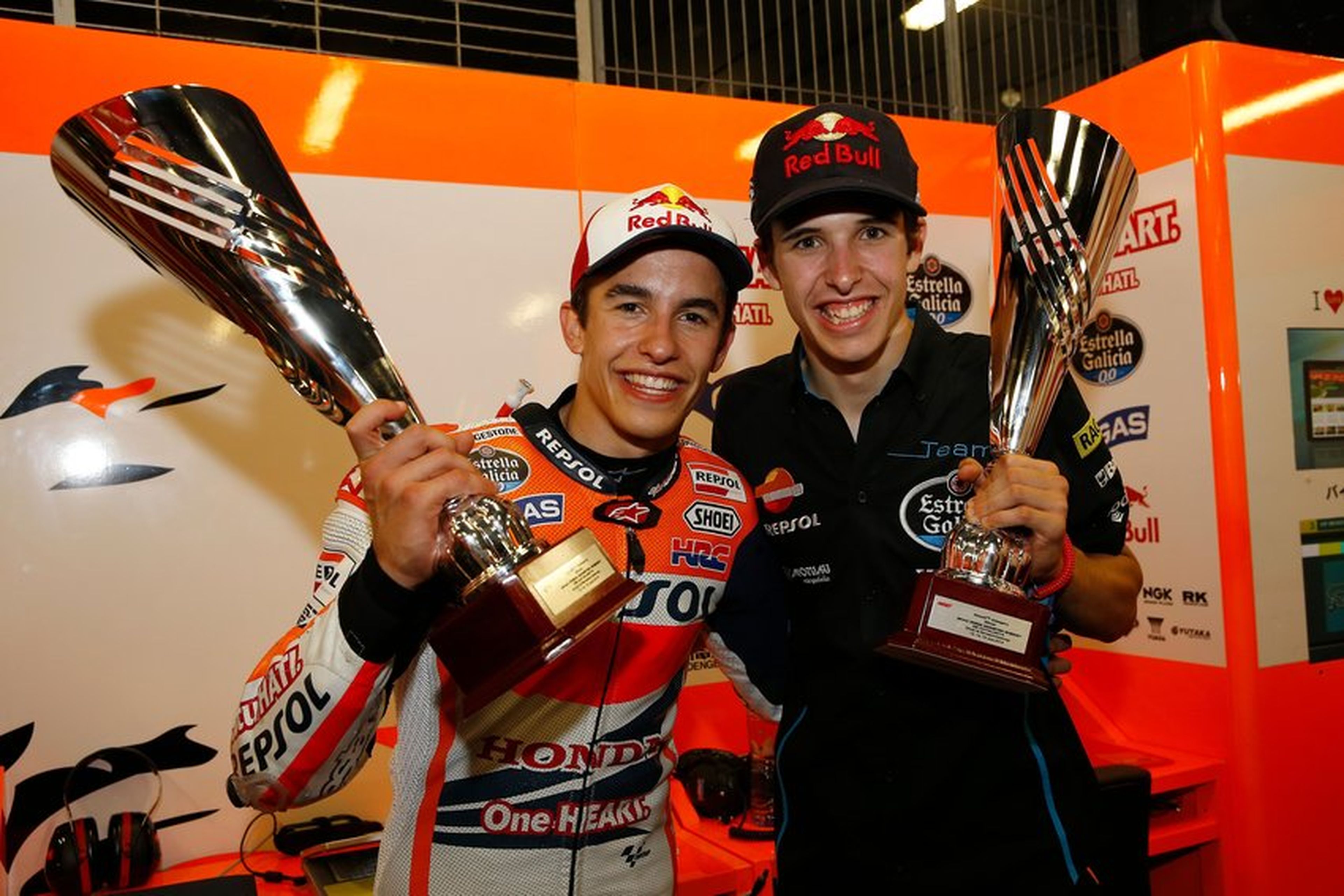 Marc Márquez y Álex Márquez celebran los títulos de MotoGP y Moto3 de 2014