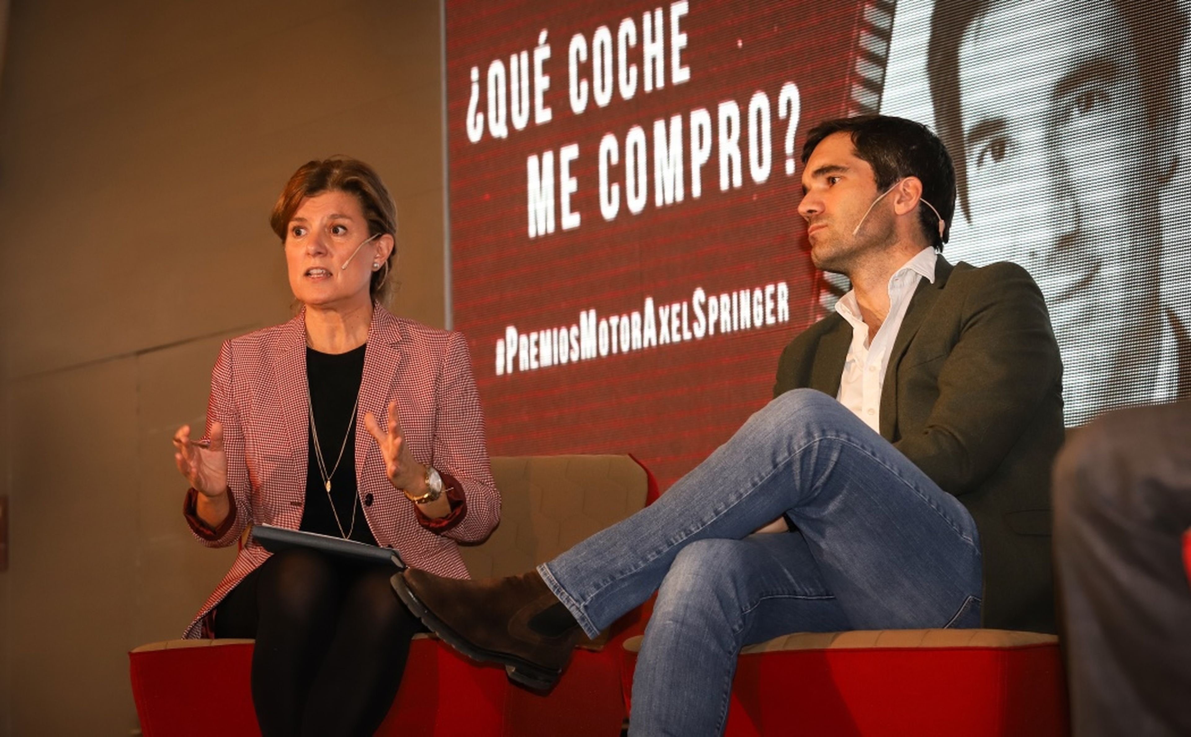 Marta Blázquez, vicepresidenta ejecutiva de Faconauto, junto a Iñaki Arrola, fundador de coches.com.
