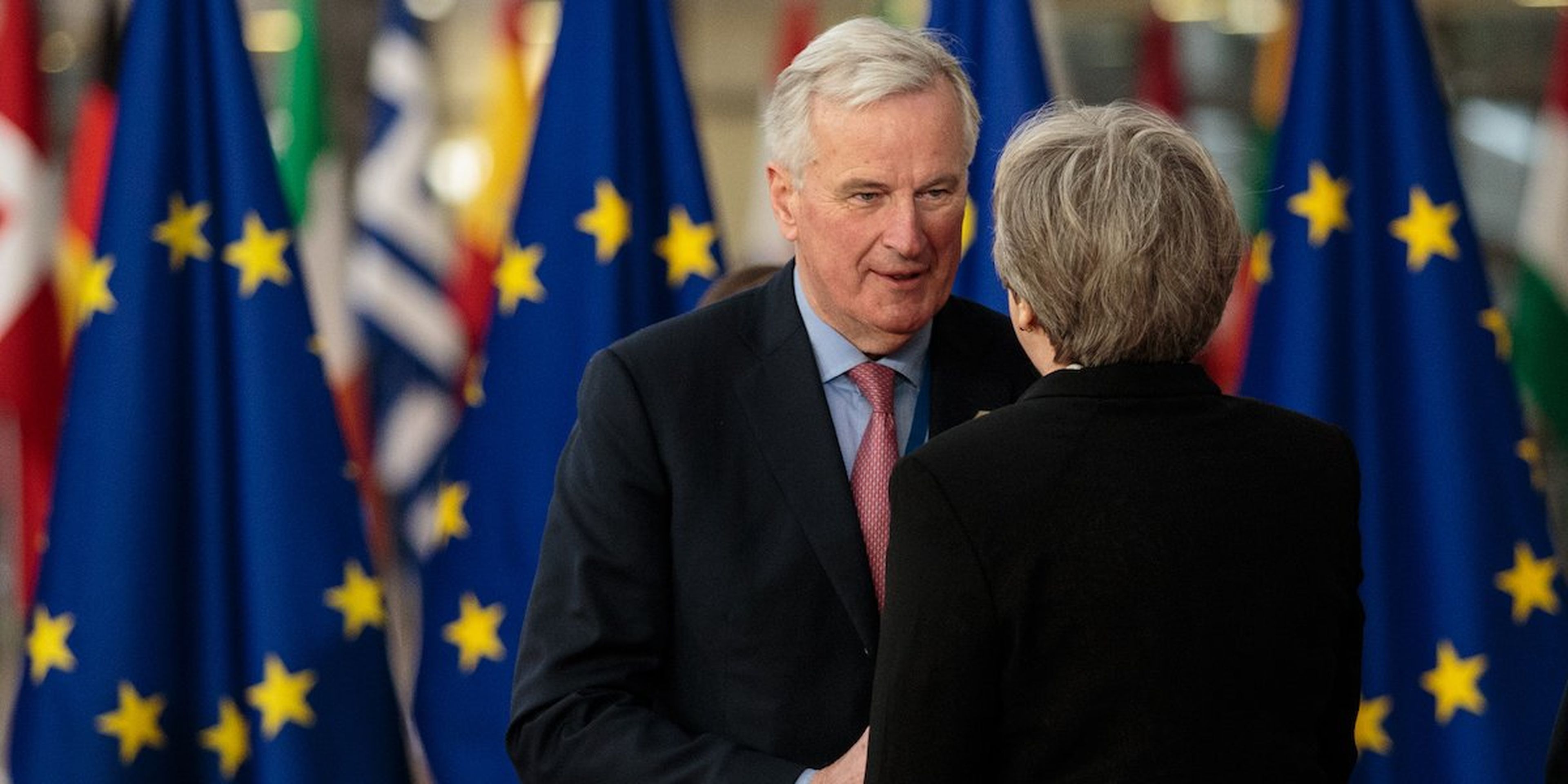 Michel Barnier, jefe negociador de la UE para el Brexit, junto a la primera ministra de Reino Unido, Theresa May