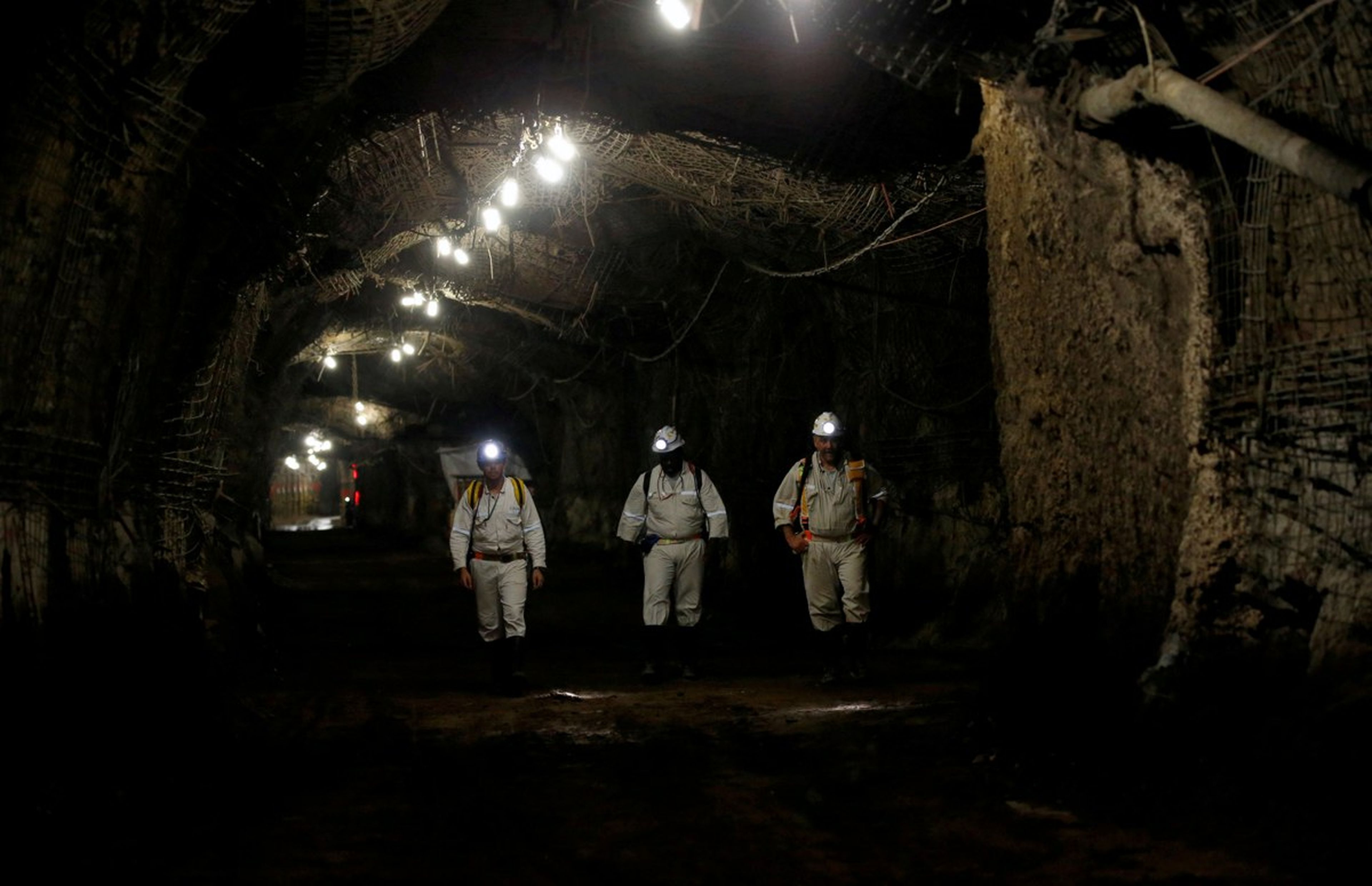 Trabajadores en la mina de oro de Westonaria, en Sudáfrica.