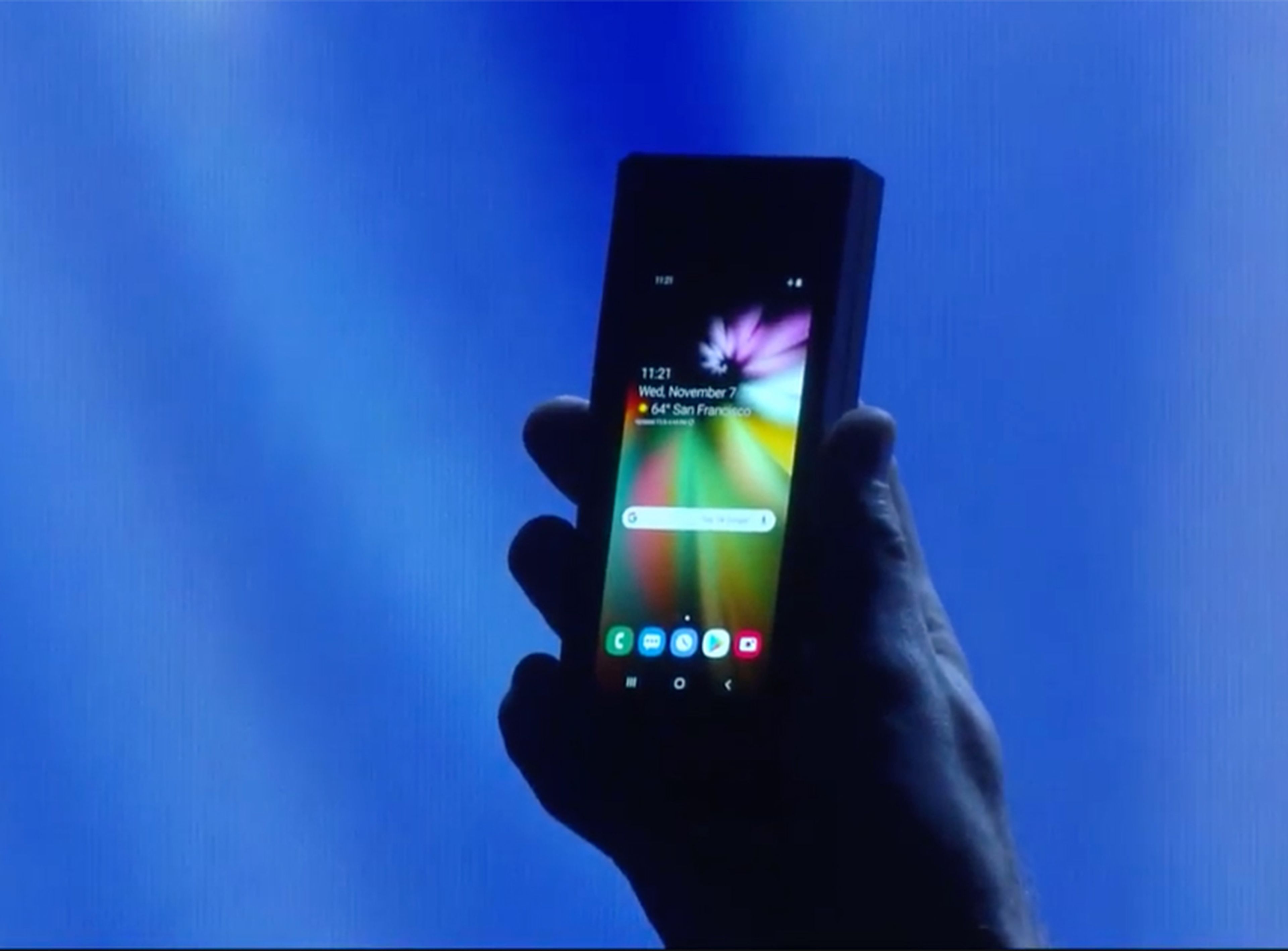 El prototipo de móvil plegable presentado por Samsung, con la pantalla plegada.