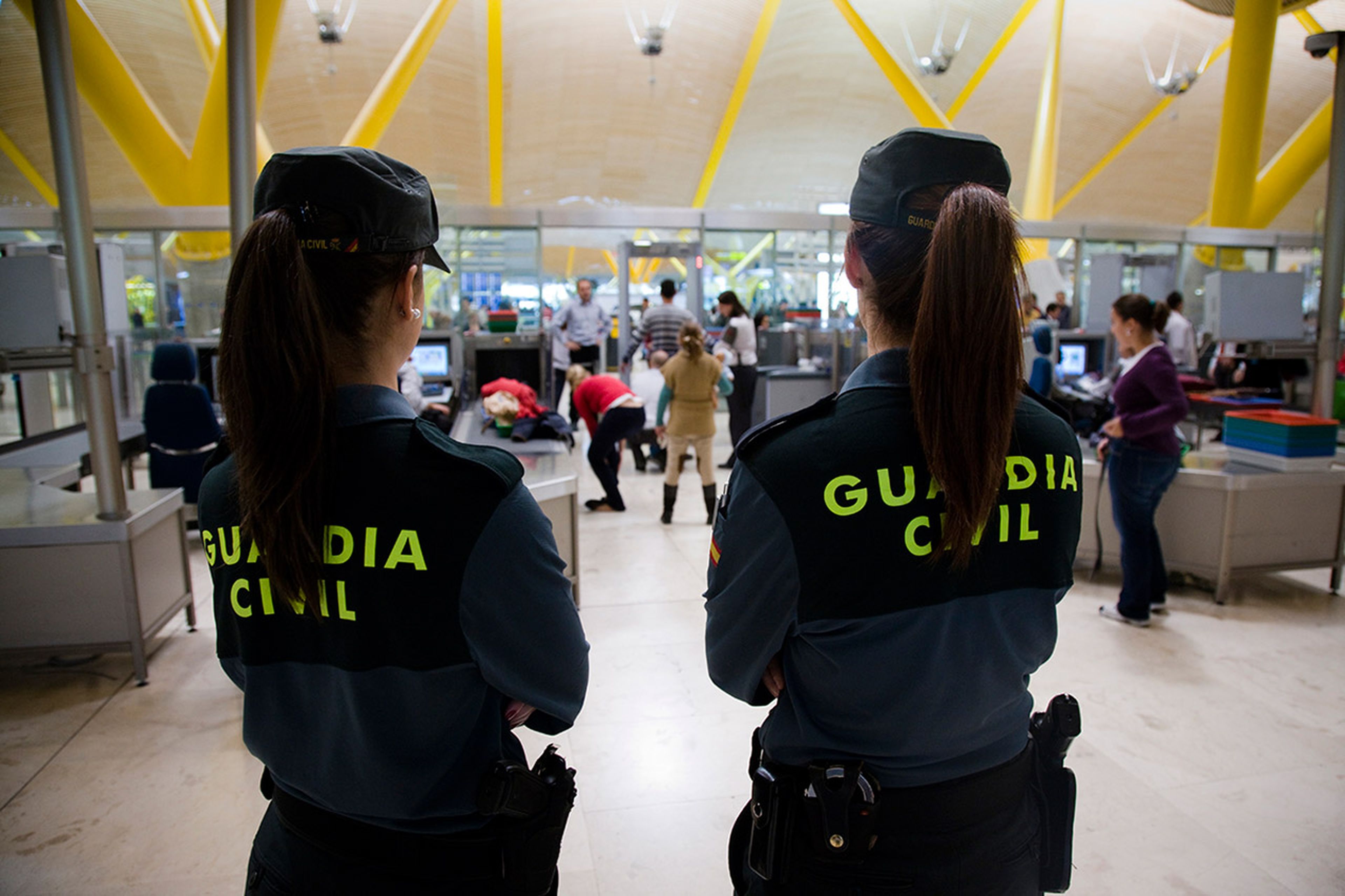 Mujeres de la Guardia Civil en el Aeropuerto de Madrid Barajas