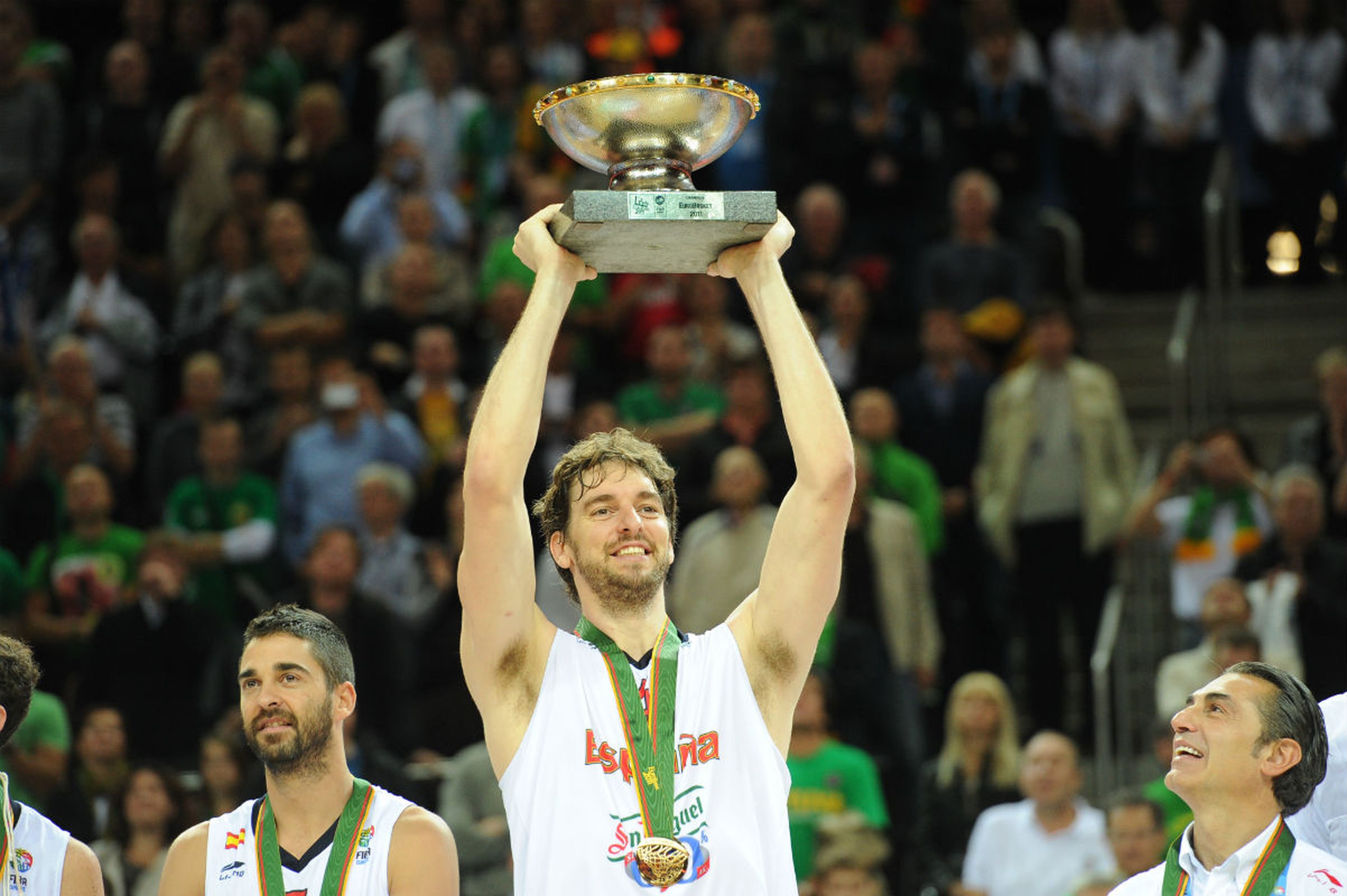 Pau Gasol levanta el trofeo del Eurobasket 2011