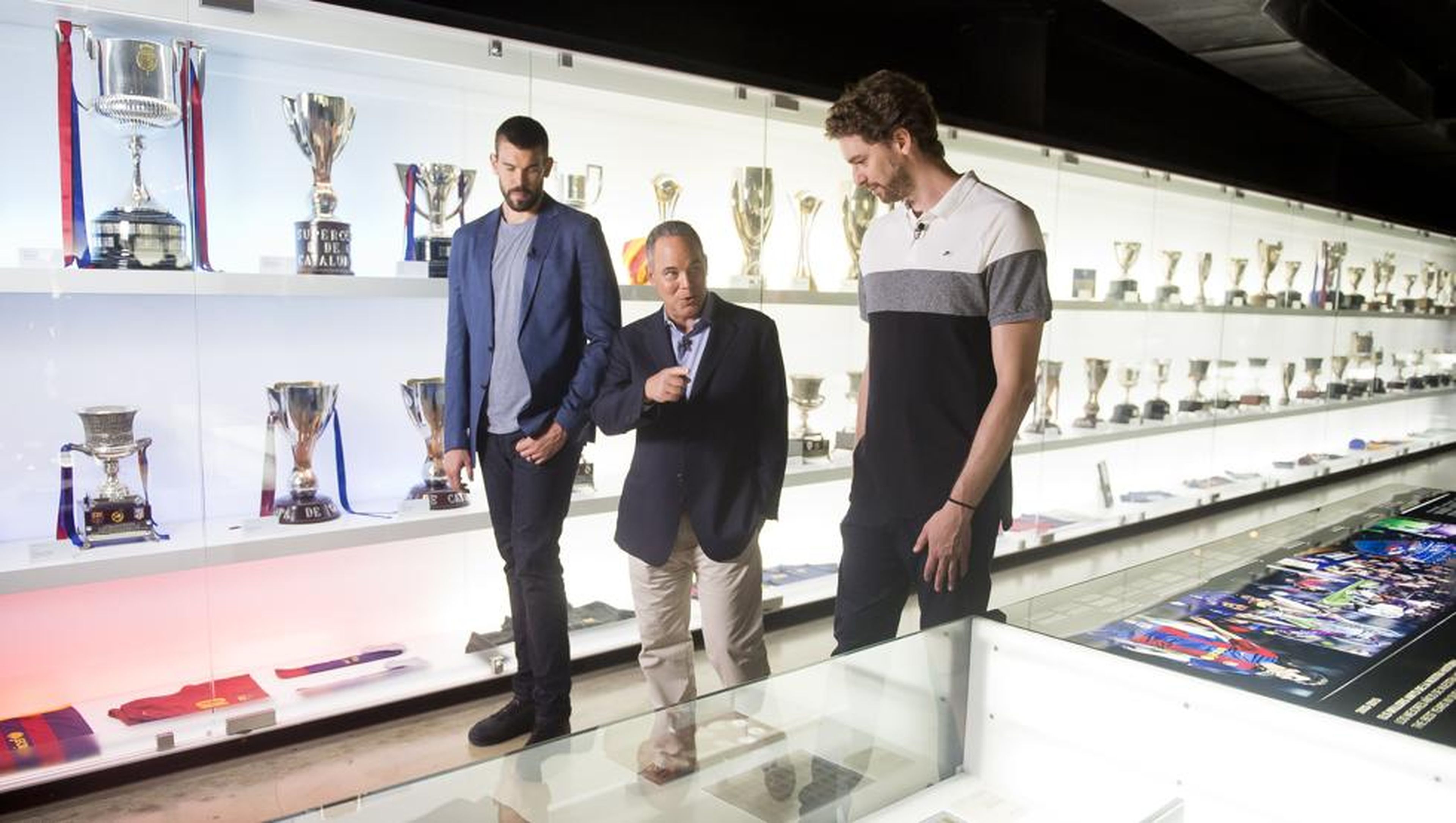 Pau Gasol y Marc Gasol, de visita en el museo del FC Barcelona