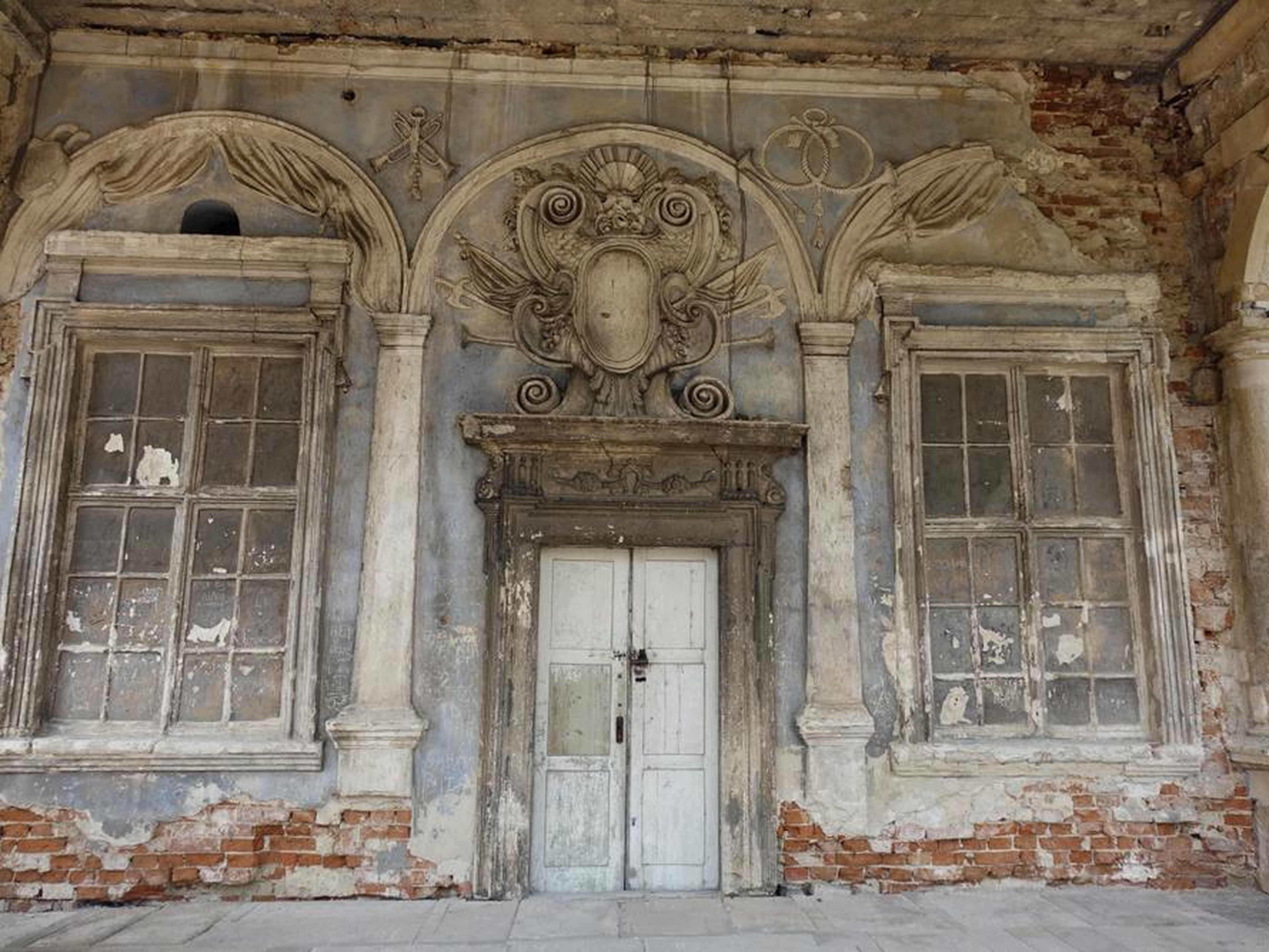 Pidhirtsi Castle has been damaged by fire and flooding over the years. The Lviv Art Gallery foundation aims to restore the mansion, but a lack of funds seems to have hampered progress. The foundation is calling for investors to
