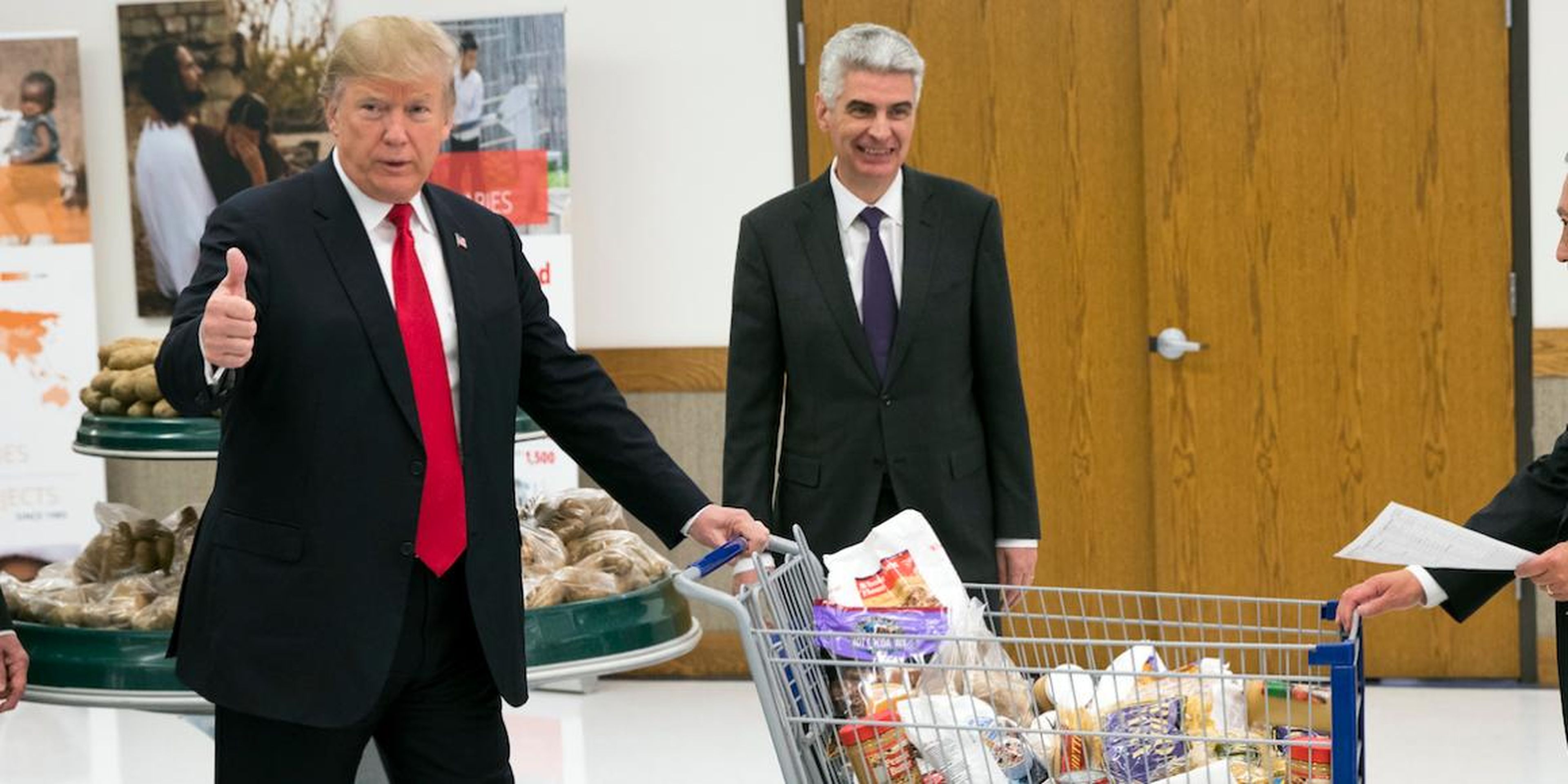 El presidente Donald Trump en un centro de distribución de alimentos en diciembre de 2017.