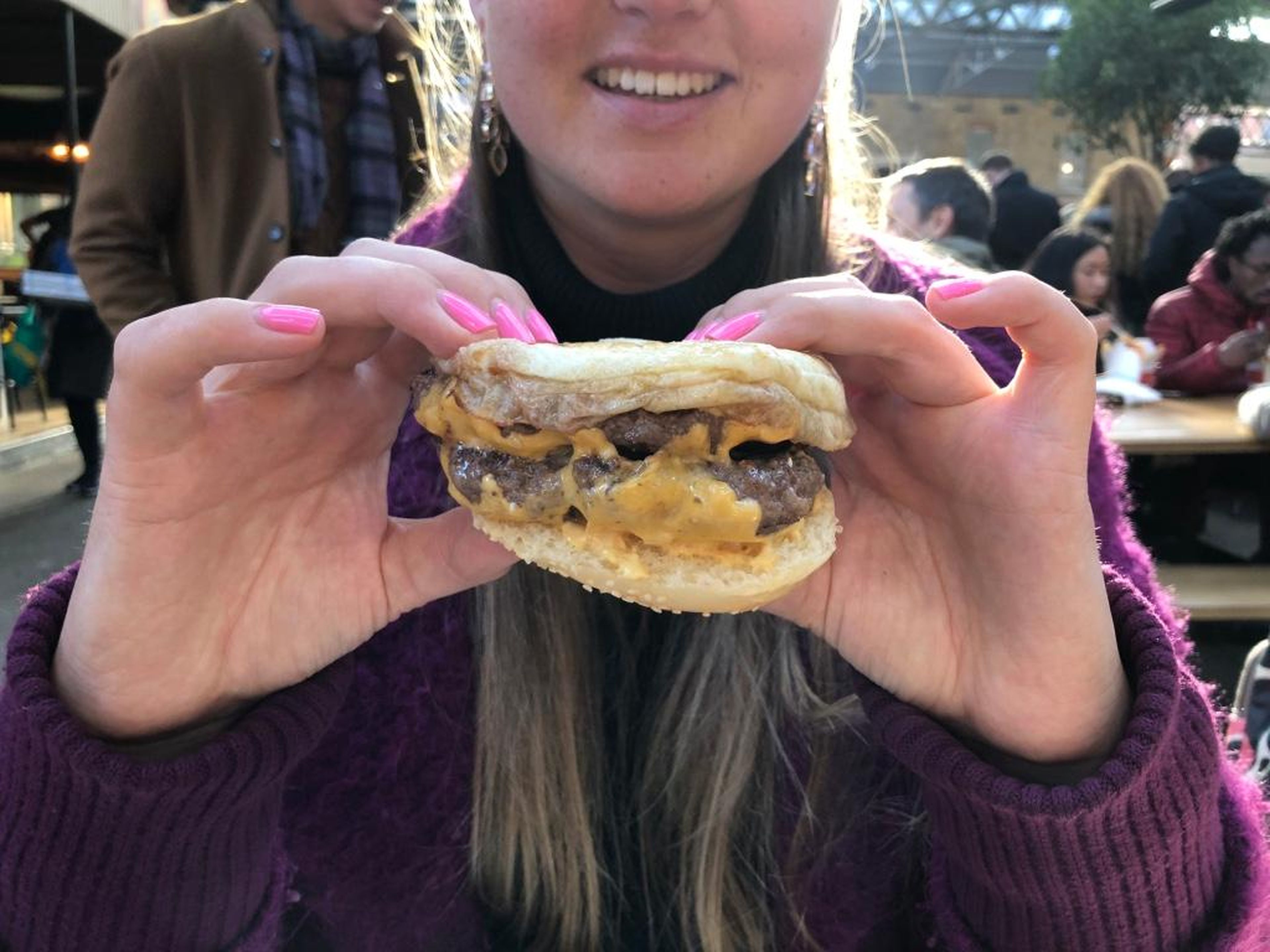 Rachel Hosie dándole la vuelta a una hamburguesa.