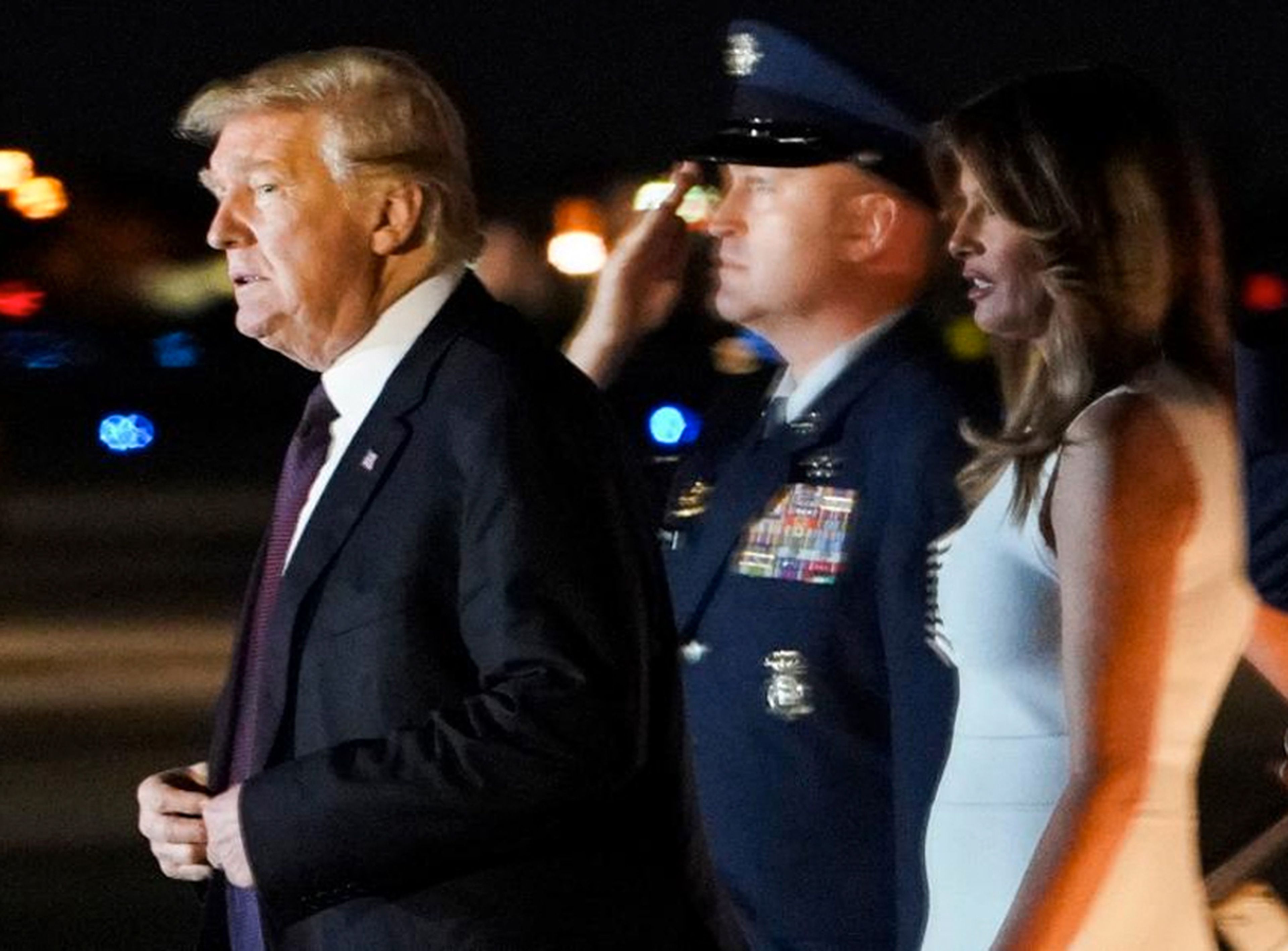El presidente de los Estados Unidos, Donald Trump, y su esposa Melania a su llegada al aeropuerto de Palm Beach en Florida (Estados Unidos) el pasado 20 de noviembre.