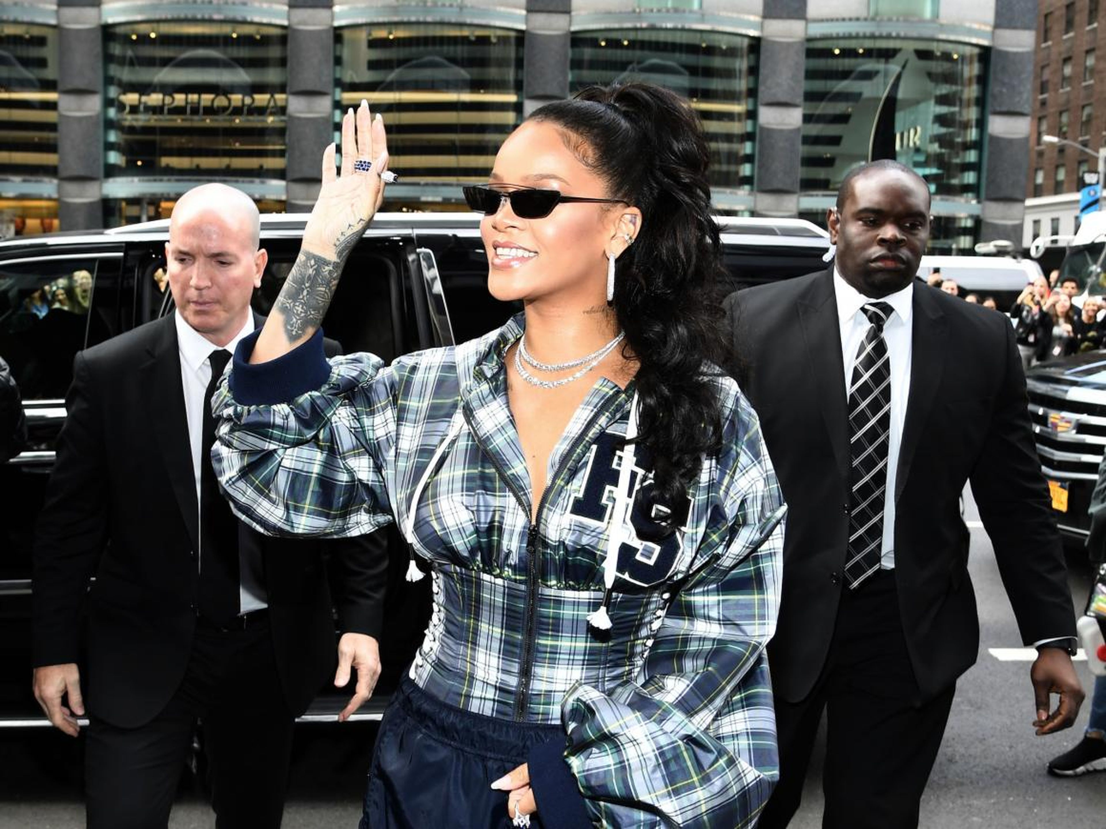 Rihanna es una de las muchas celebridades que se ve frecuentemente flanqueada por guardaespaldas por seguridad.