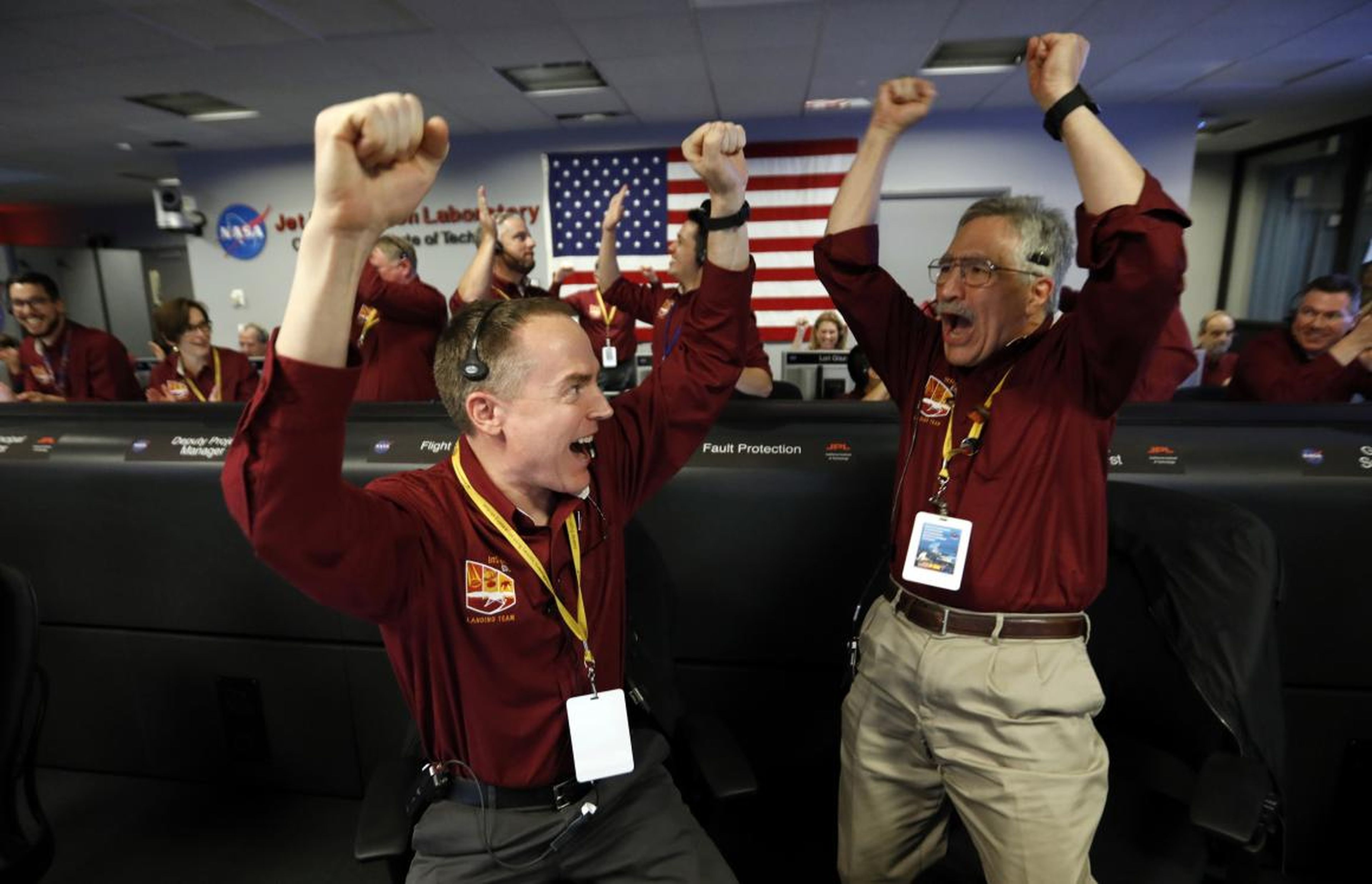 Científicos e ingenieros del proyecto InSight celebrando el lanzamiento de la sonda.