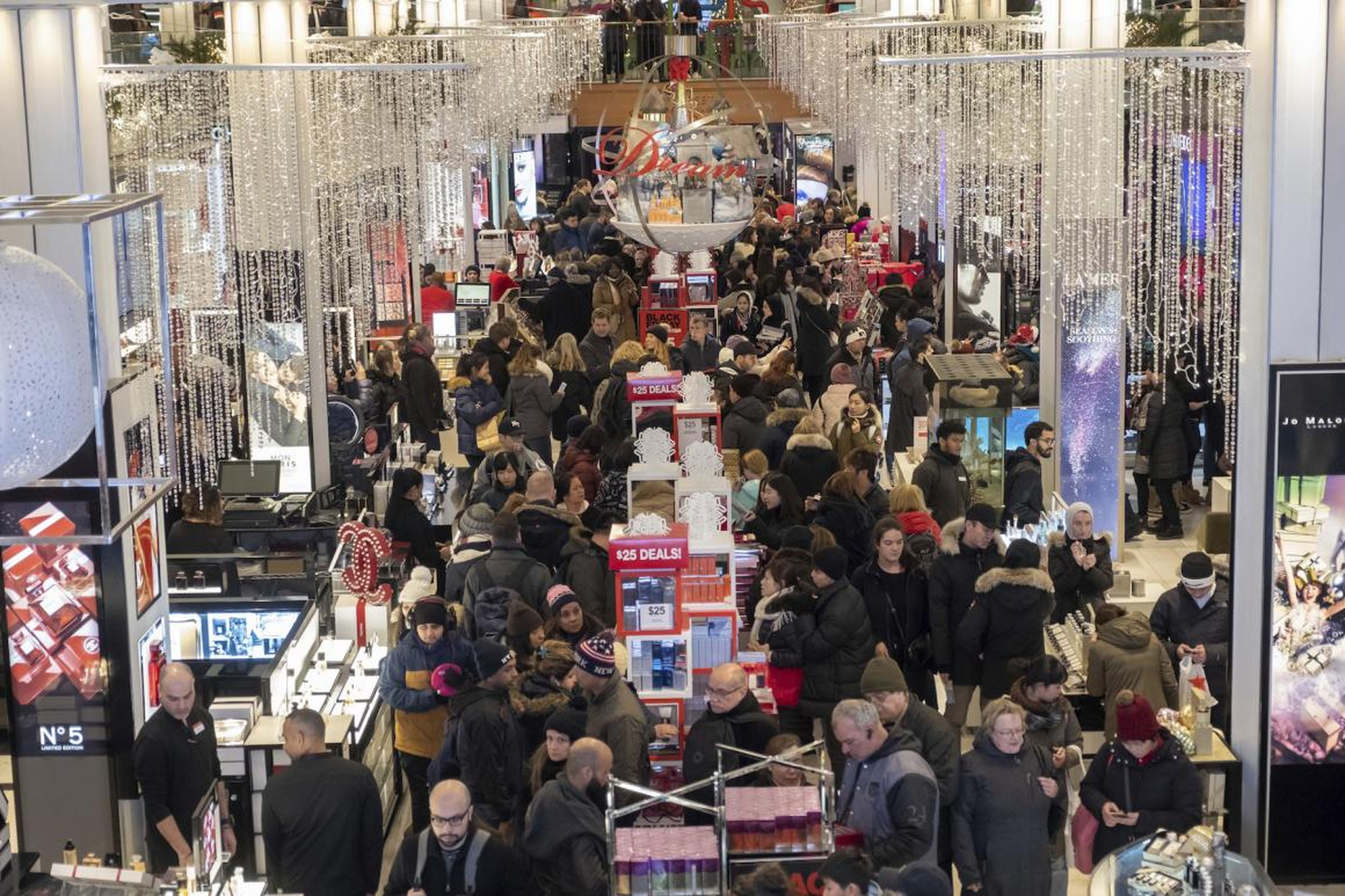 Los compradores en Macy's el Día de Acción de Gracias en busca de ofertas anticipadas para el Viernes Negro.